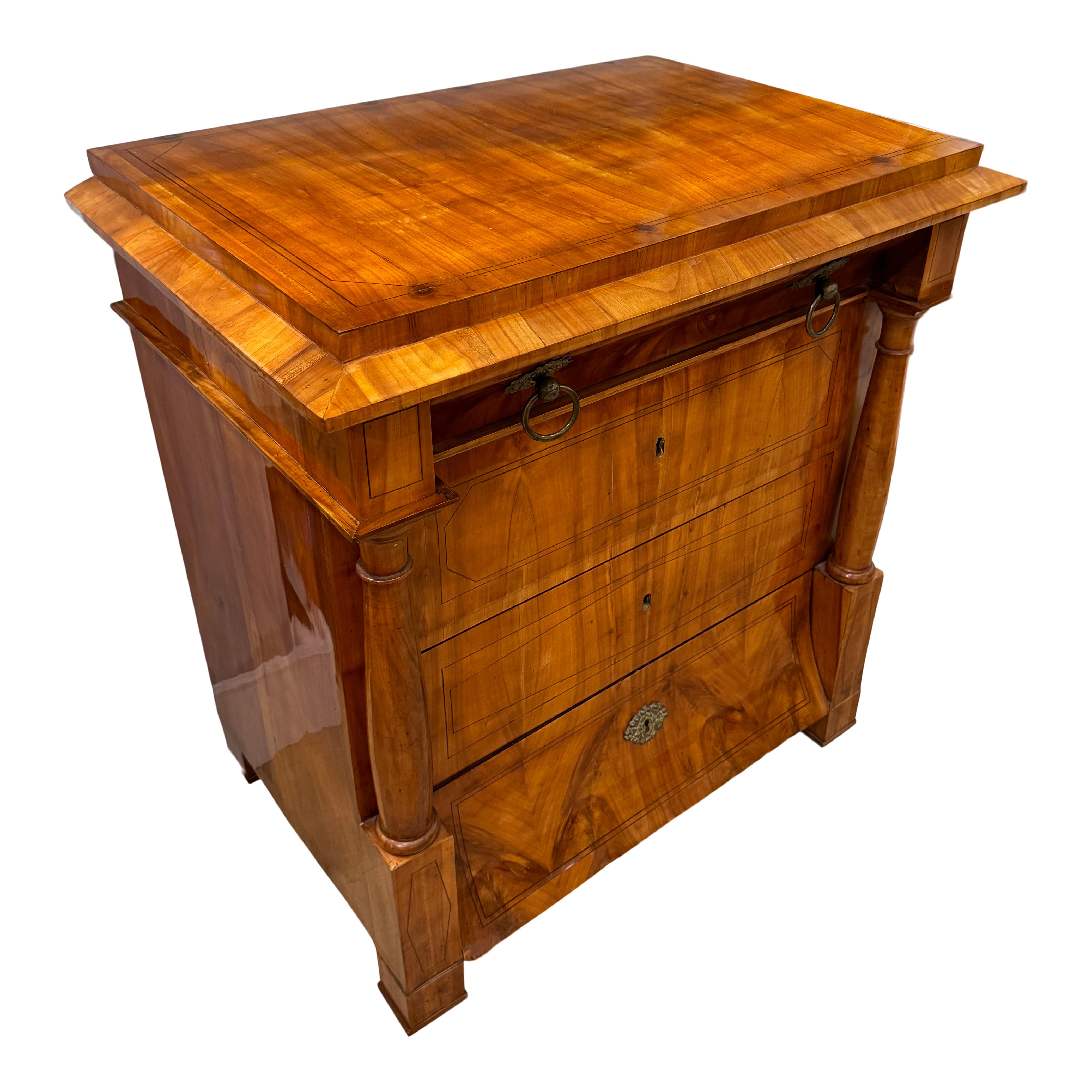 Arqueta de cuatro cajones de madera de cerezo del periodo Biedermeier Austria circa 1820. en Bueno Estado en New York, NY