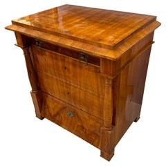 Arqueta de cuatro cajones de madera de cerezo del periodo Biedermeier Austria circa 1820.