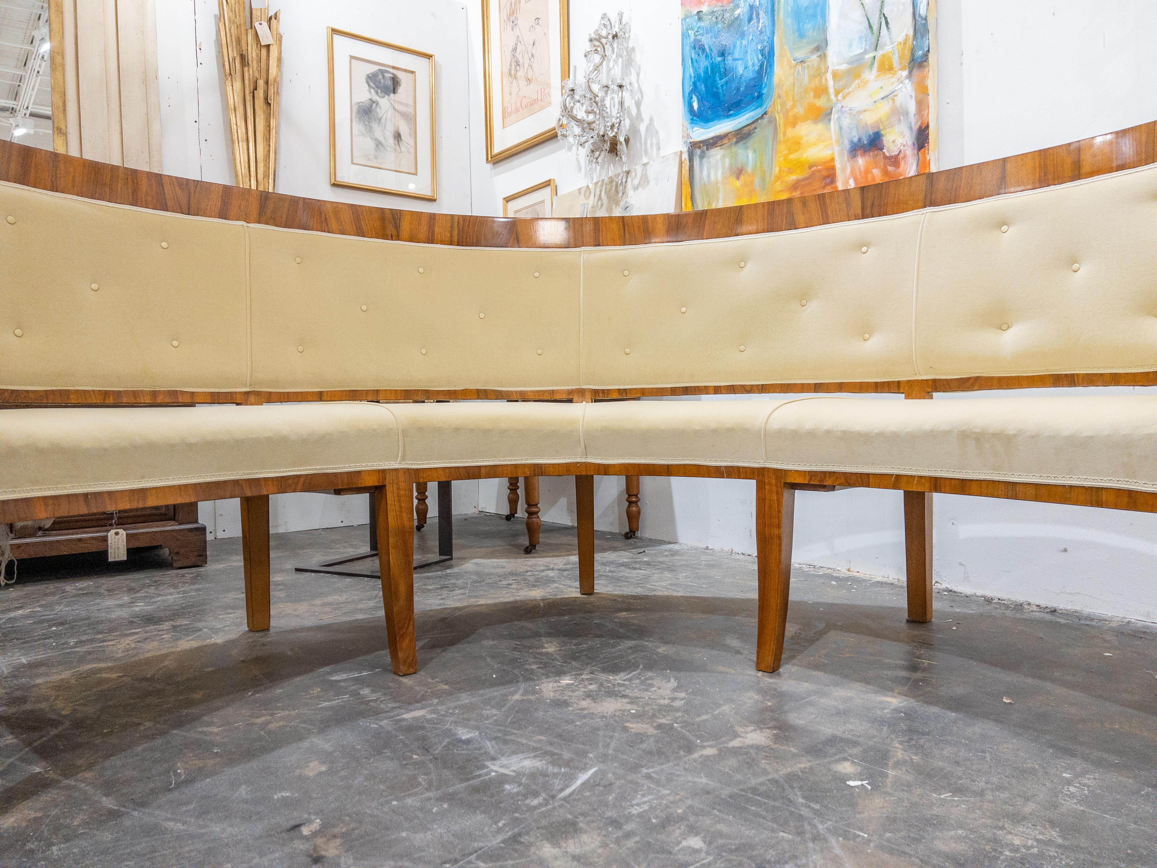Rundes gepolstertes Sofa aus der Biedermeier-Periode im Zustand „Gut“ im Angebot in Houston, TX