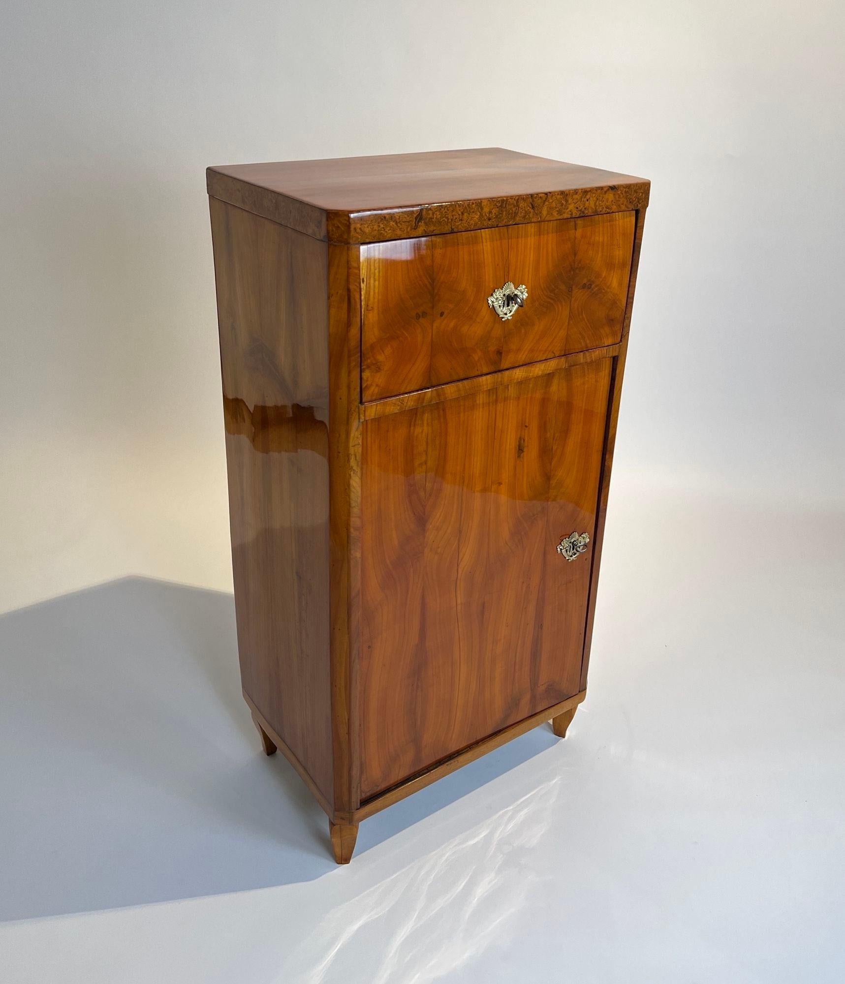 High Biedermeier pillar cabinet from southern Germany around 1825.
Cherry wood veneered on softwood and solid. Burl wood veneered edge.
Cast original brass fittings.
One drawer at the top and door below. Another drawer at the bottom inside.
Restored