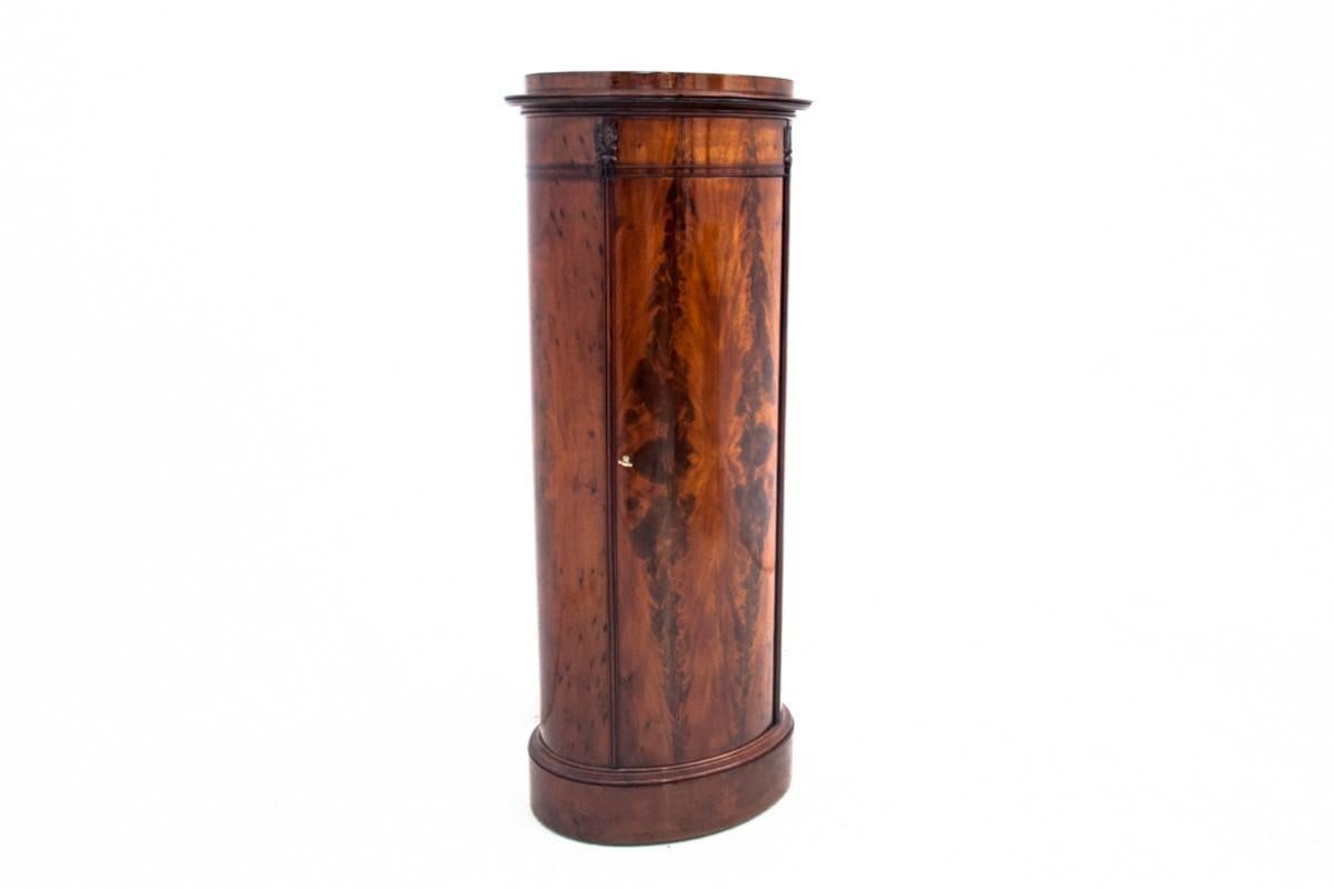 Biedermeier pillar chest of drawers, Northern Europe, around 1850.

Very good condition.

Wood: mahogany

dimensions: height 144 cm width 64 cm x depth 40 cm