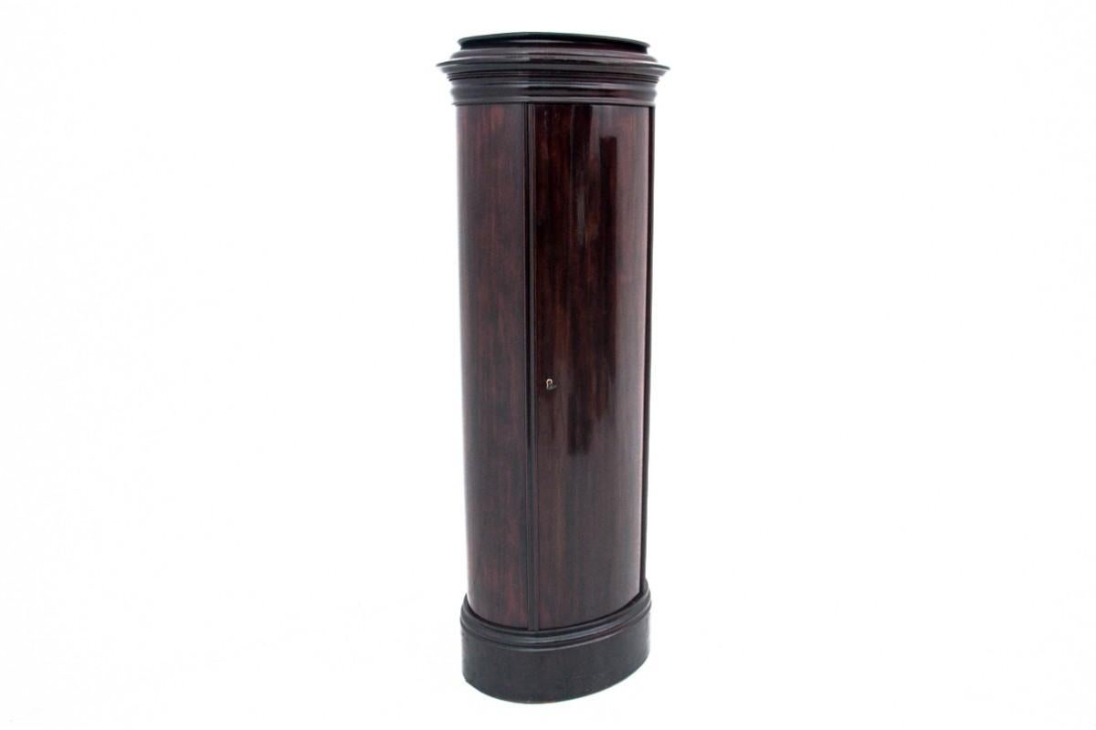 Cassettiera a colonna Biedermeier, Europa del Nord, circa 1860.

Ottime condizioni.

Wood: mogano

Dimensioni: altezza 164 cm larghezza 60 cm profondità 40 cm
