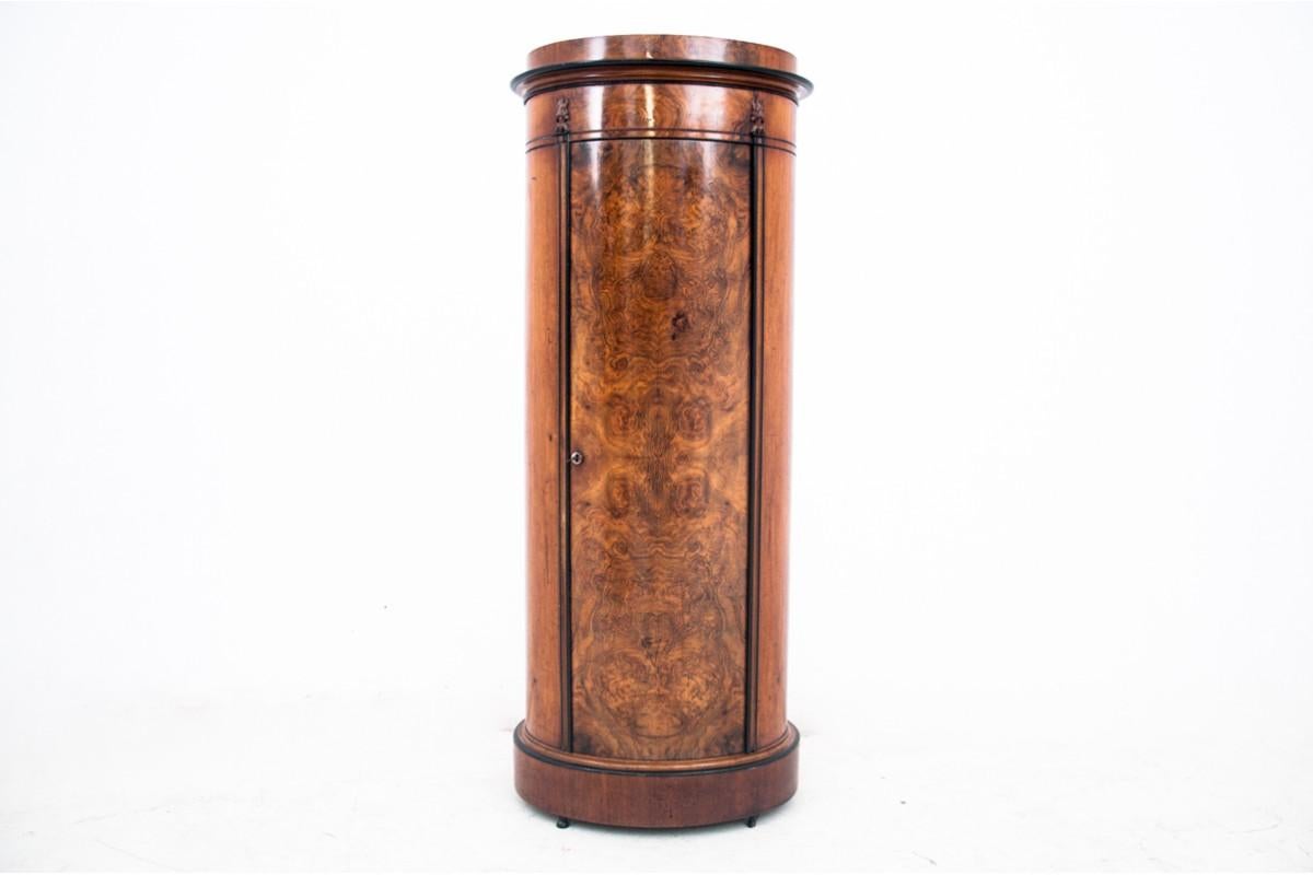Walnut Biedermeier pillar chest of drawers, Northern Europe, circa 1860.