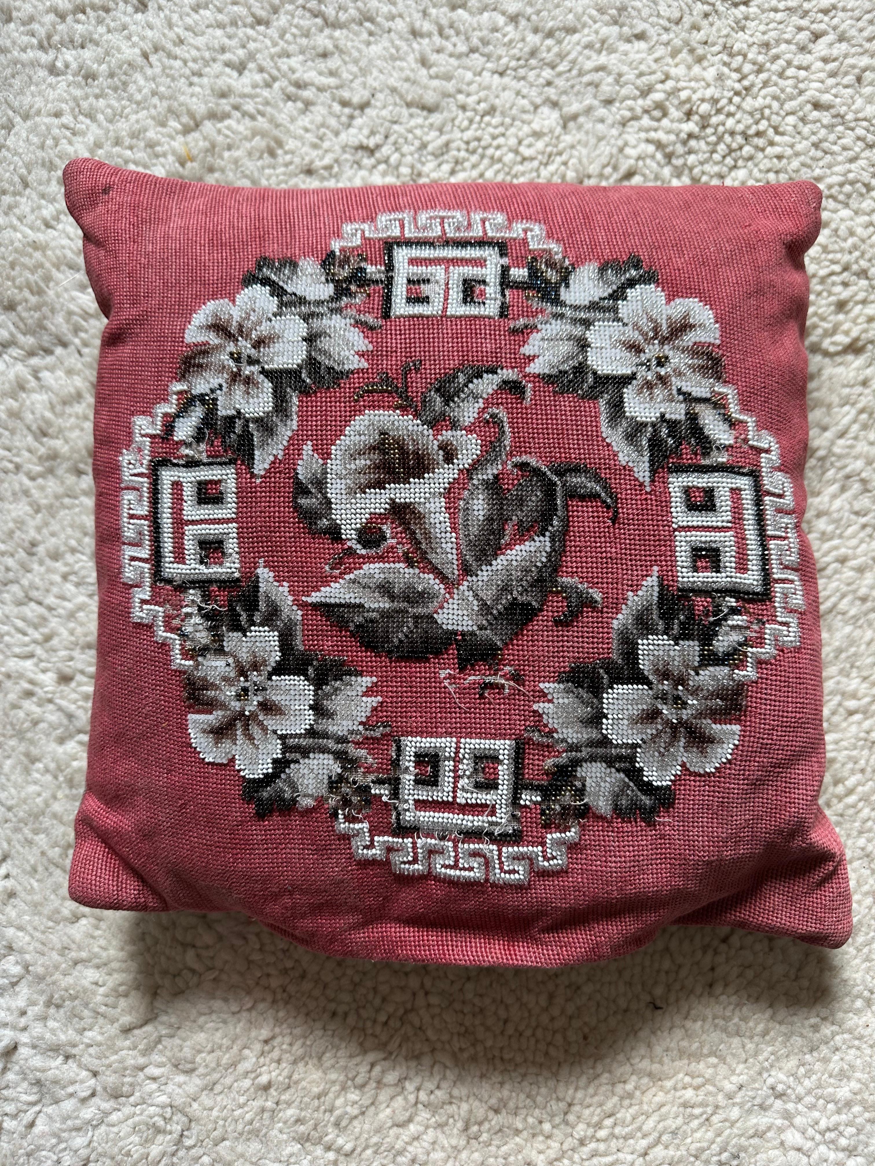 Découvrez l'élégance intemporelle de la période Biedermeier avec cet oreiller exquis, confectionné dans un luxueux lin rouge et orné d'une broderie de perles complexe dans des tons subtils de grisaille. Ce coussin carré est un véritable