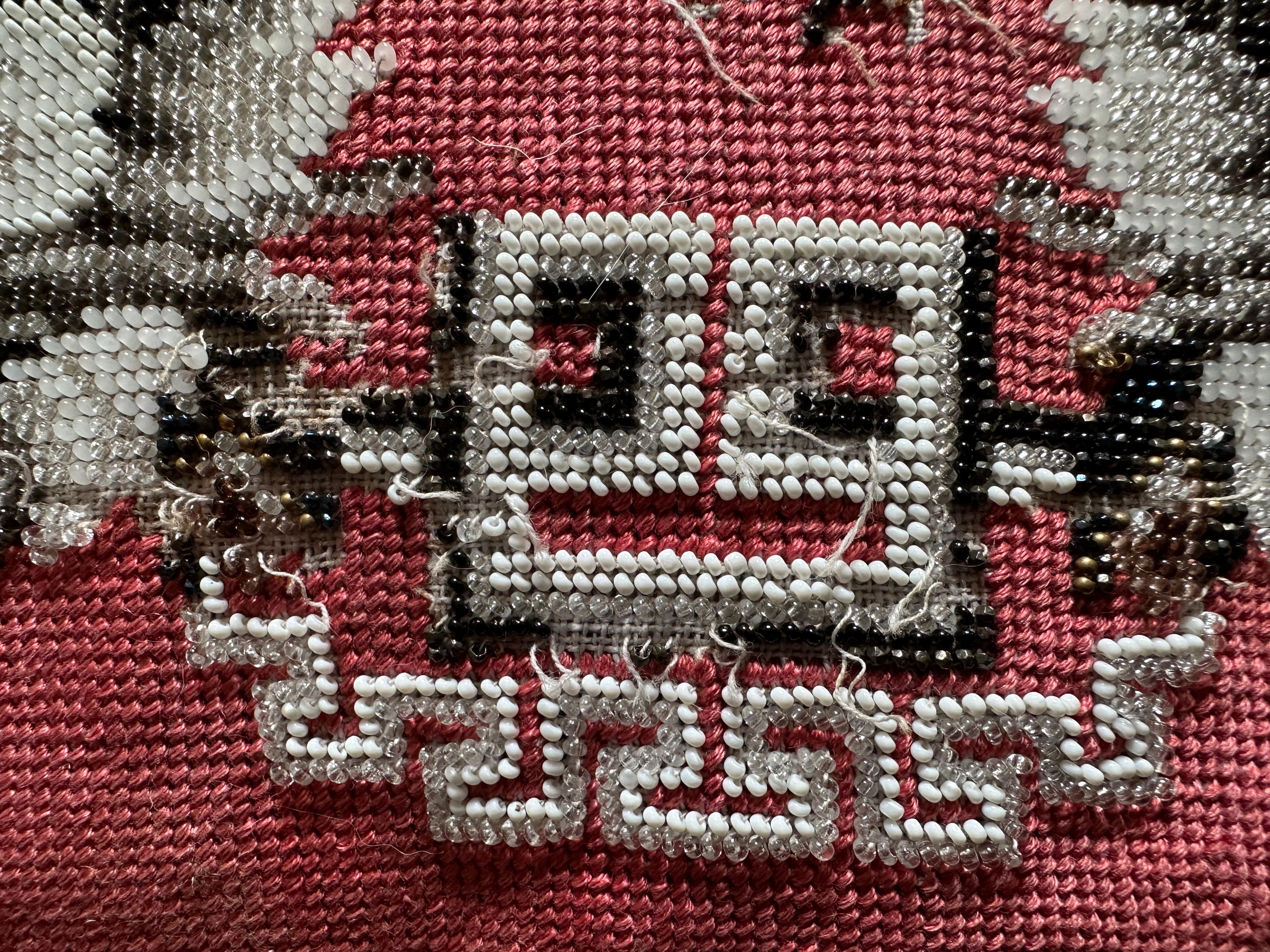 Allemand Coussin Biedermeier avec broderie de perles dans les tons gris en vente