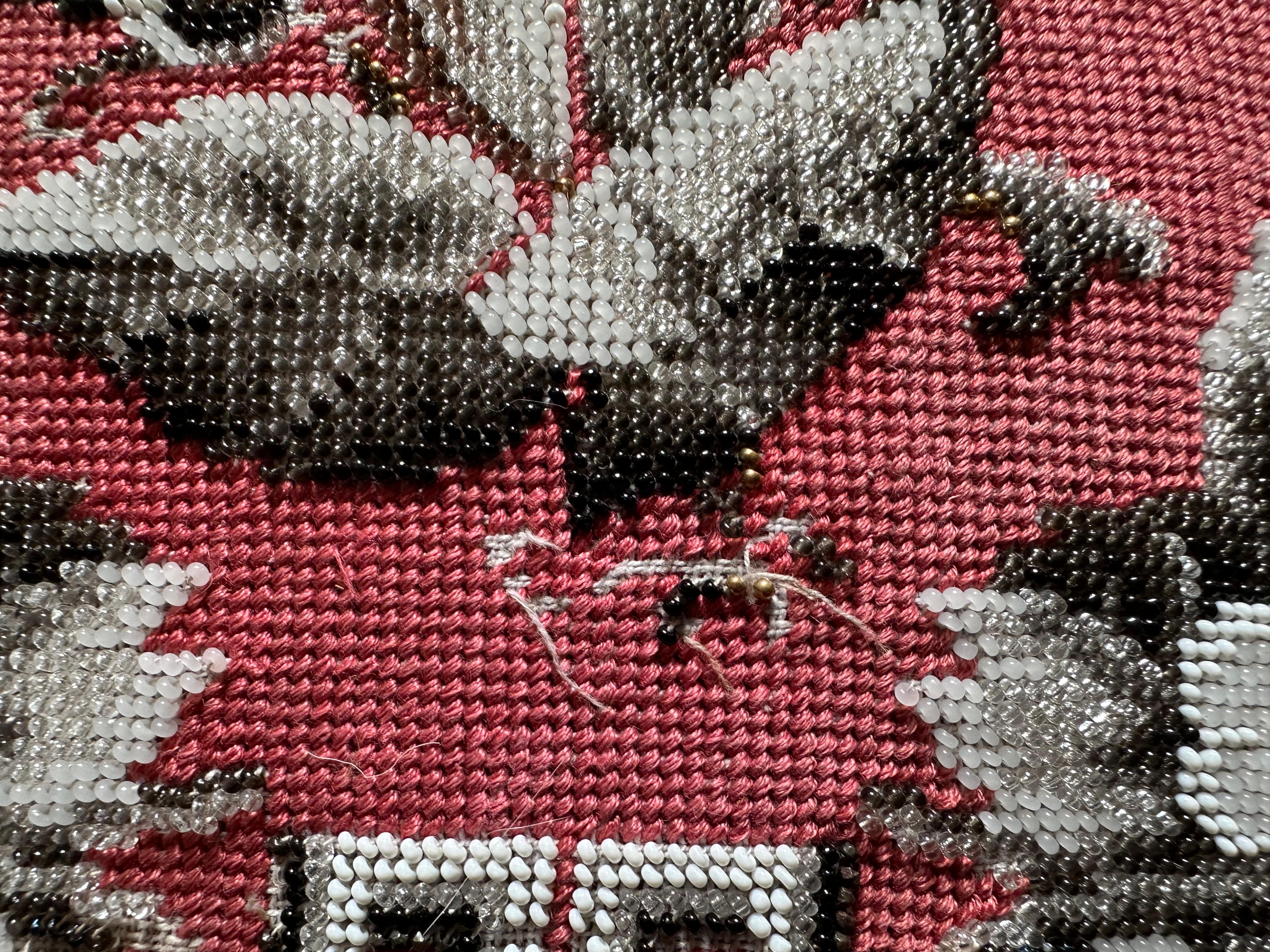 Coussin Biedermeier avec broderie de perles dans les tons gris État moyen - En vente à Hamburg, DE