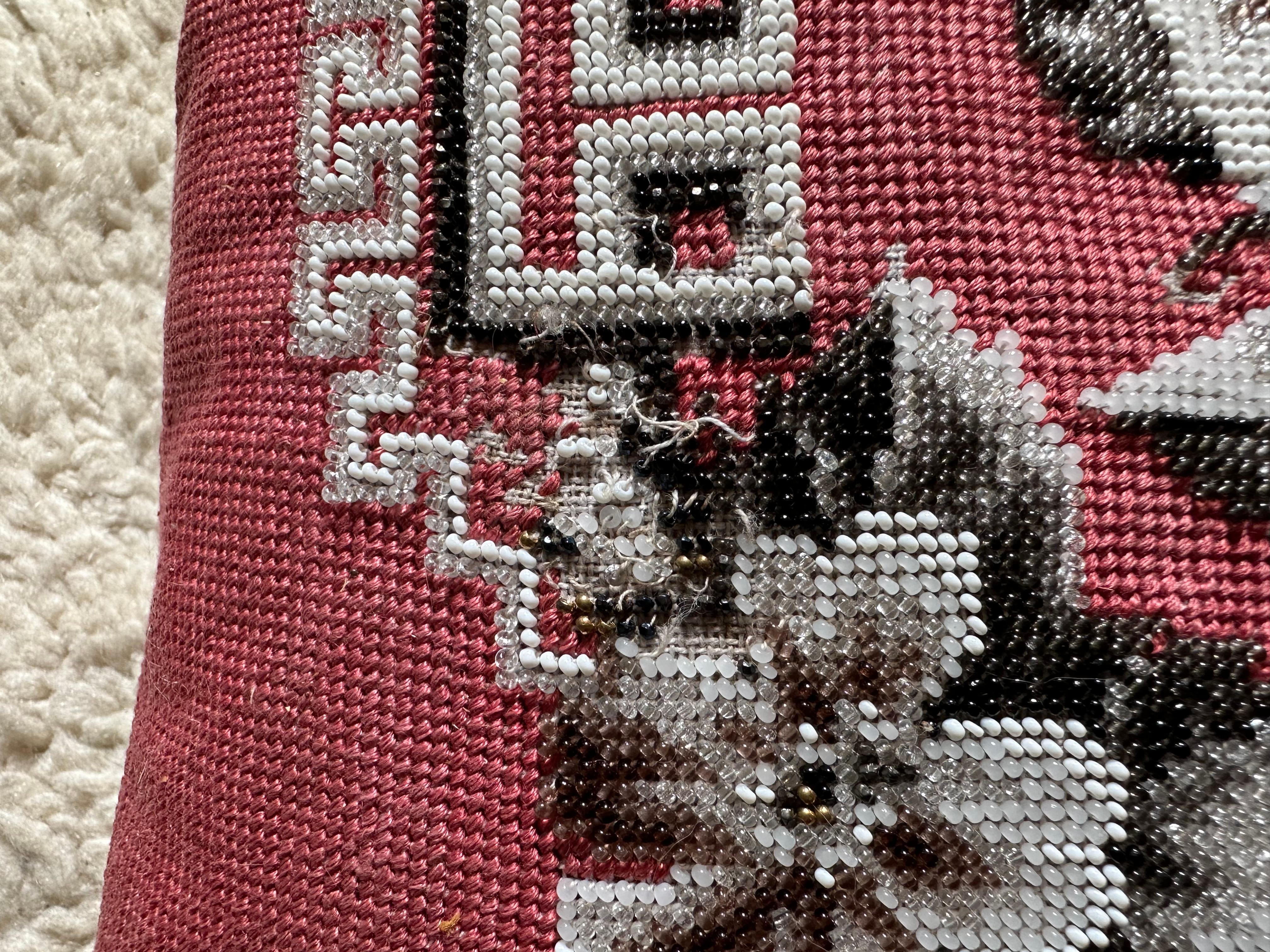 XIXe siècle Coussin Biedermeier avec broderie de perles dans les tons gris en vente