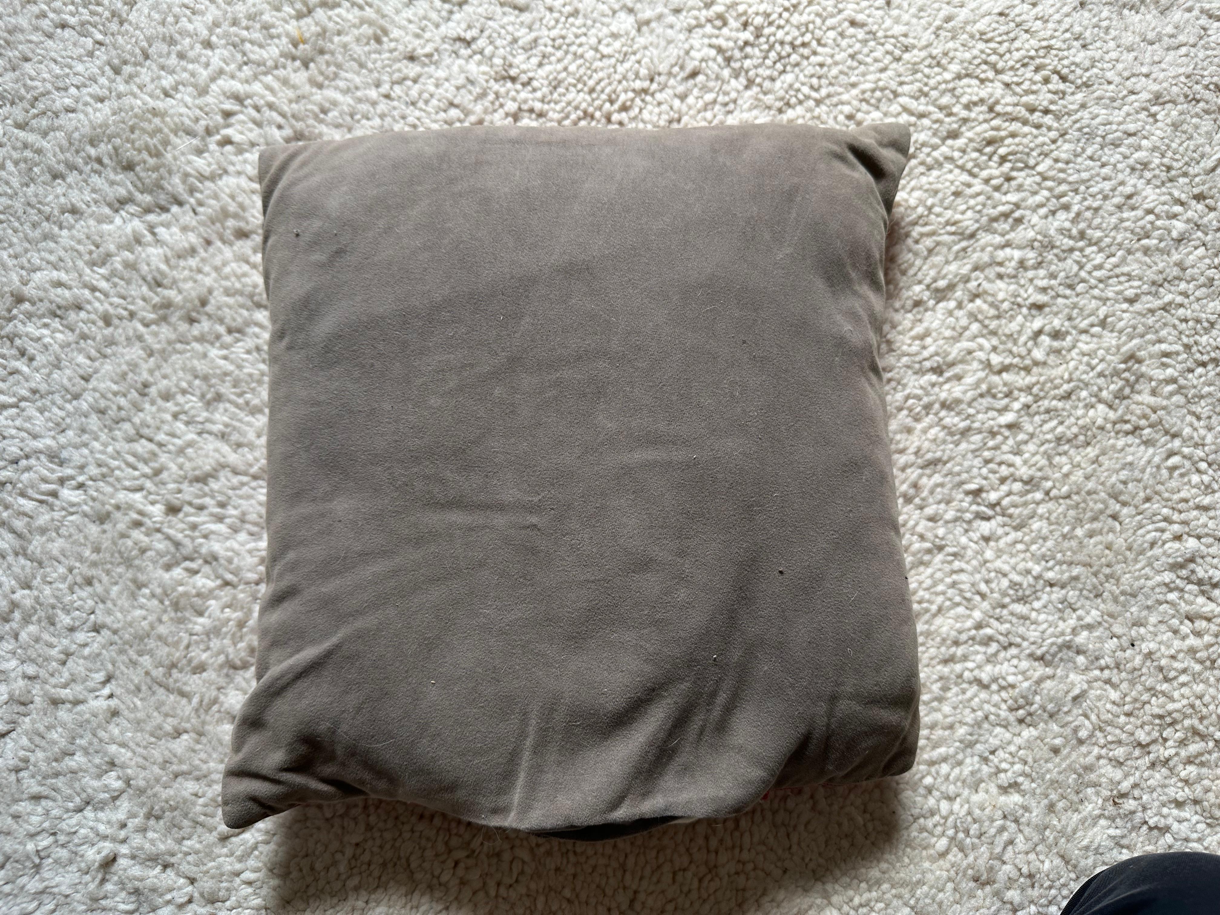 Verre Coussin Biedermeier avec broderie de perles dans les tons gris en vente