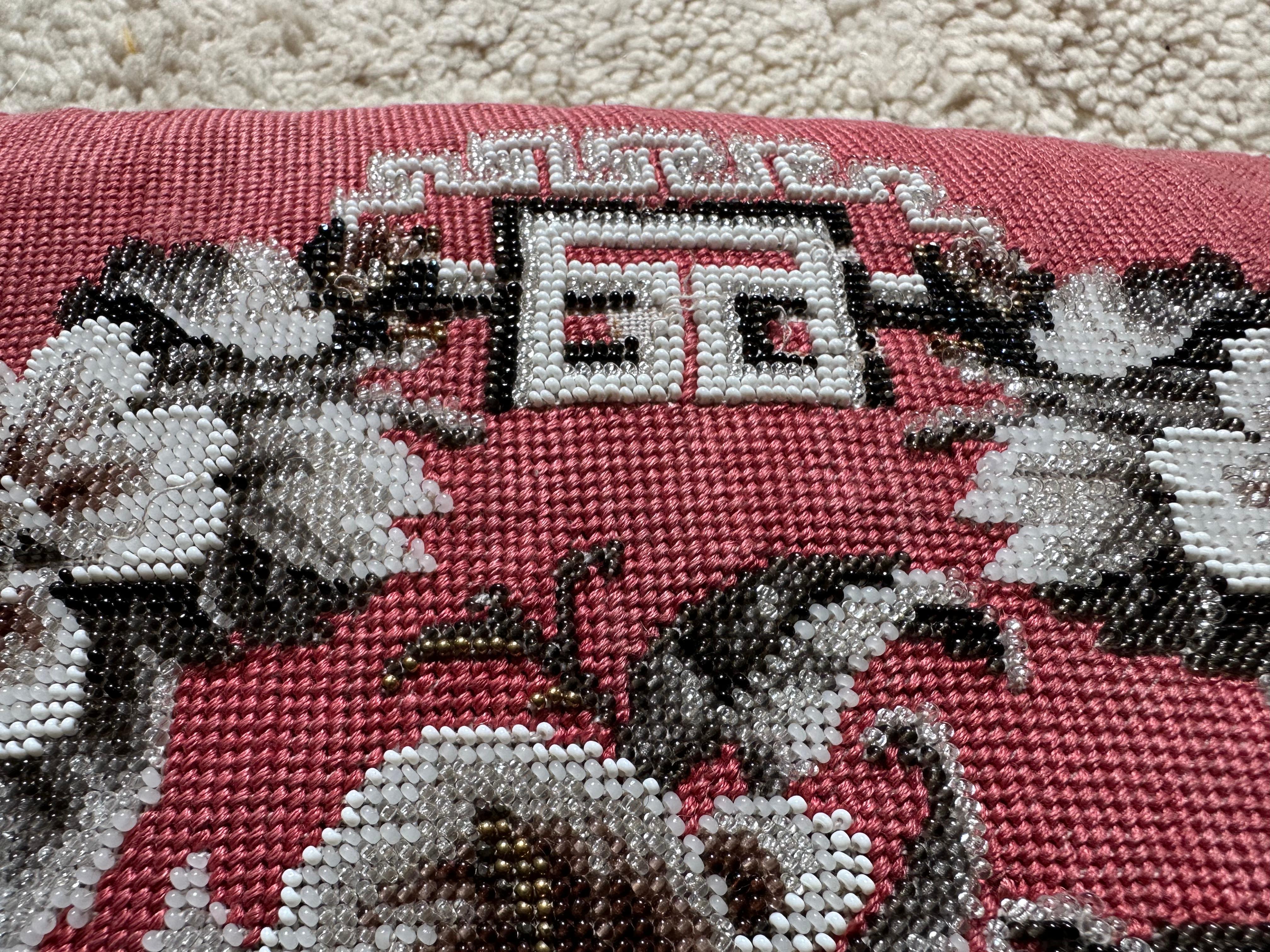 Coussin Biedermeier avec broderie de perles dans les tons gris en vente 2