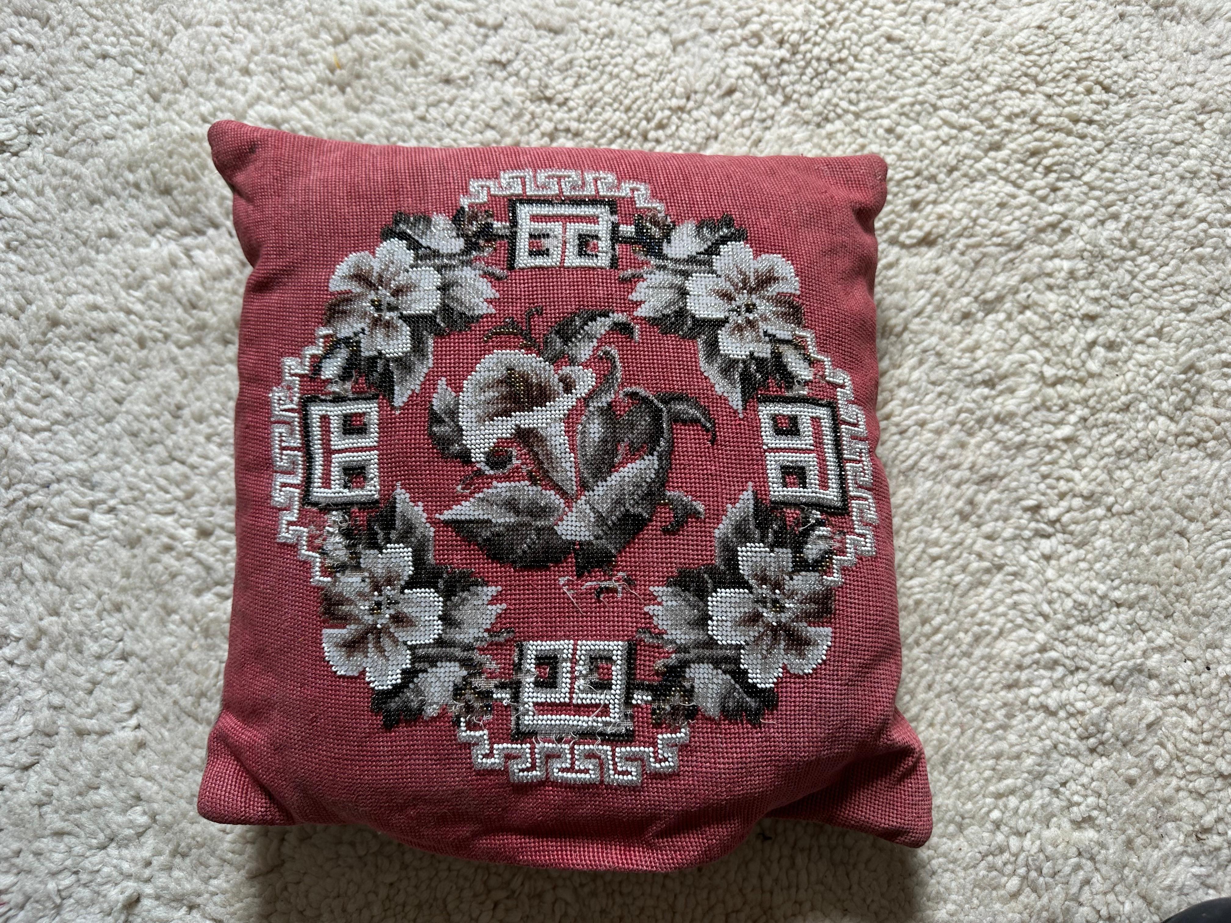 Coussin Biedermeier avec broderie de perles dans les tons gris en vente 3