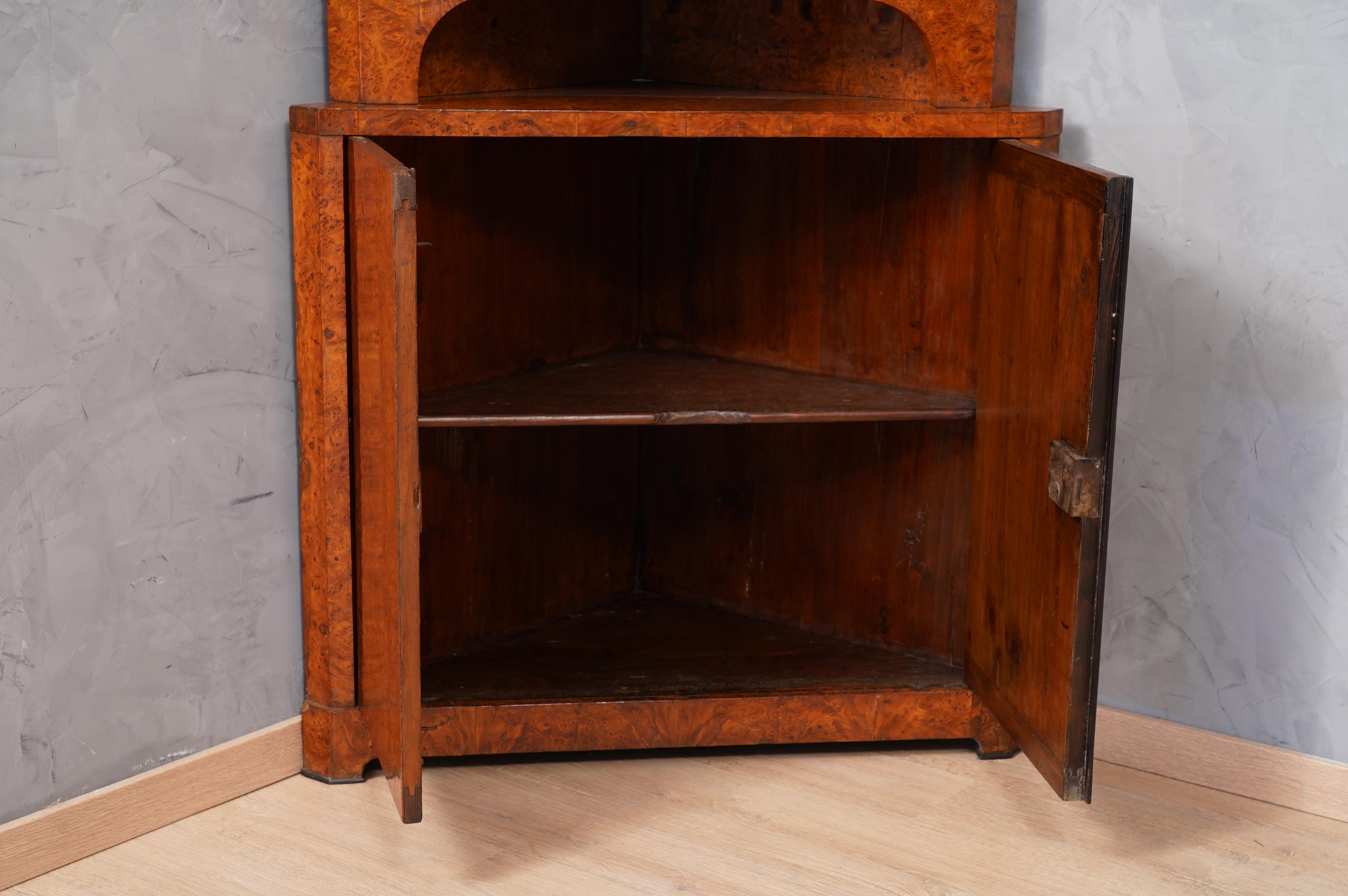 Biedermeier-Eckschrank aus österreichischem Birnenbaumholz, 1820 im Angebot 5