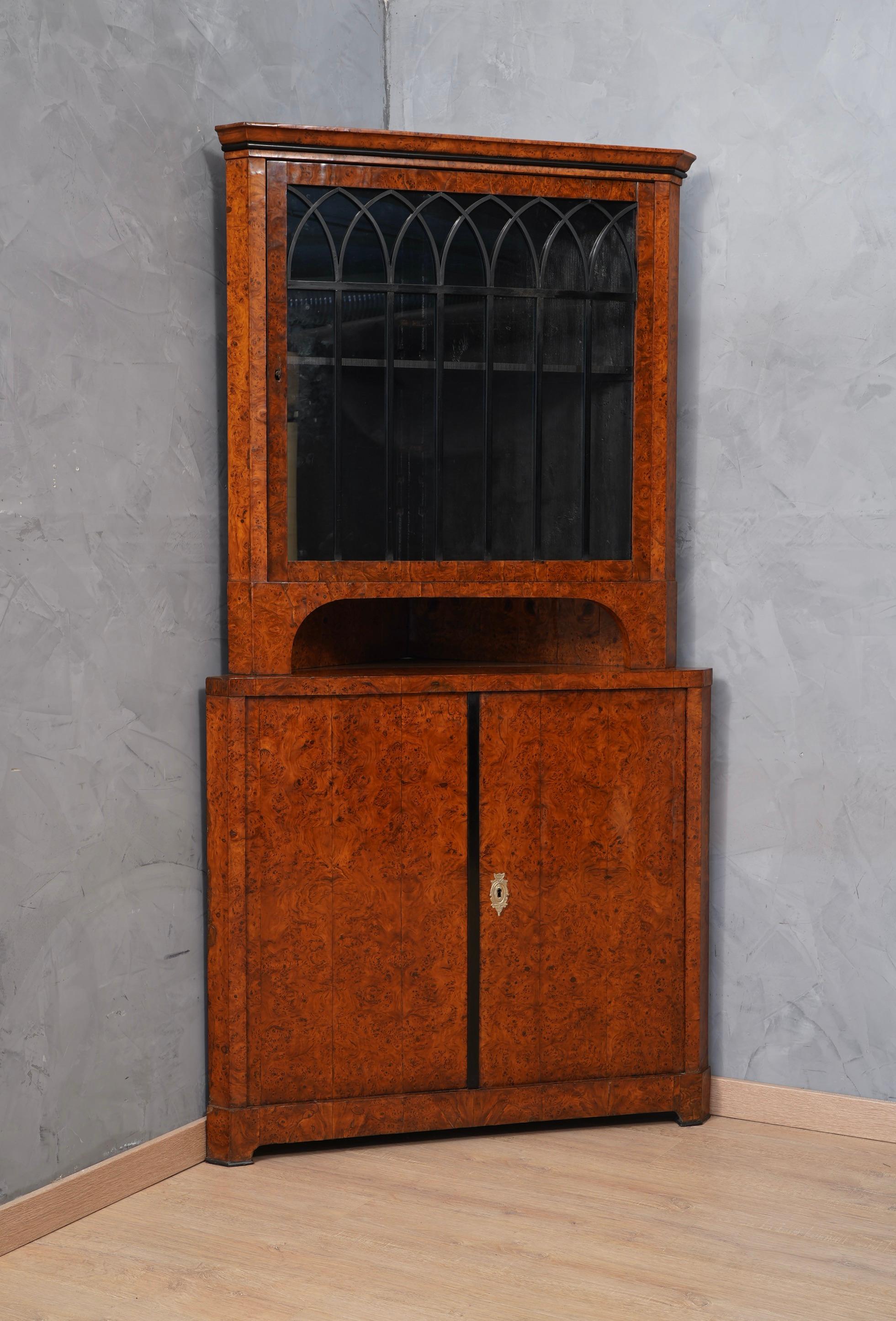 Stupendous warm color and the prestige of the poplar veneer, very valuable because very dotted, for this corner cabinet of first Biedermeier period.

Corner cabinet all veneered in poplar briarwood. The lower part is closed by a door with a little