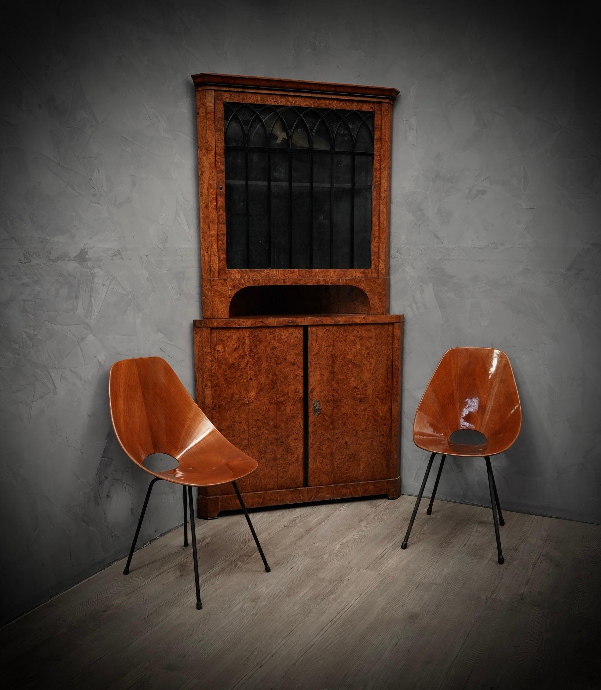 Stupendo colore caldo e il prestigio dell'impiallacciatura di pioppo, molto pregiata perché molto puntinata, per questo mobile ad angolo del primo periodo Biedermeier.

Mobile ad angolo impiallacciato in radica di pioppo. La parte inferiore è chiusa