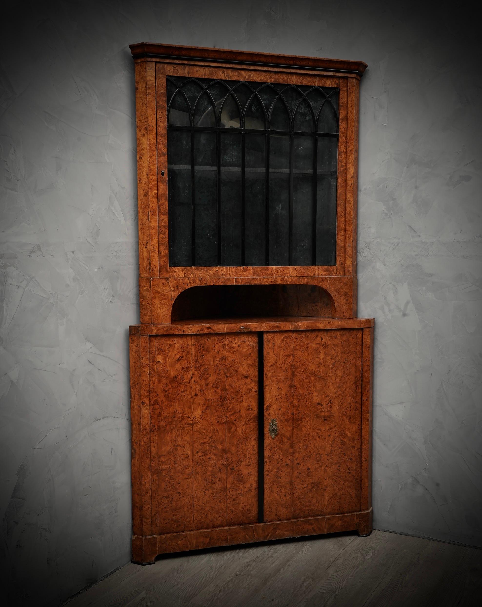 Mobile d'angolo austriaco Biedermeier in pioppo e radica, 1820 in vendita 2