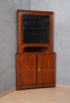 Biedermeier Pappel-Branchenholz Österreichischer Eckschrank / Anrichte, 1820
