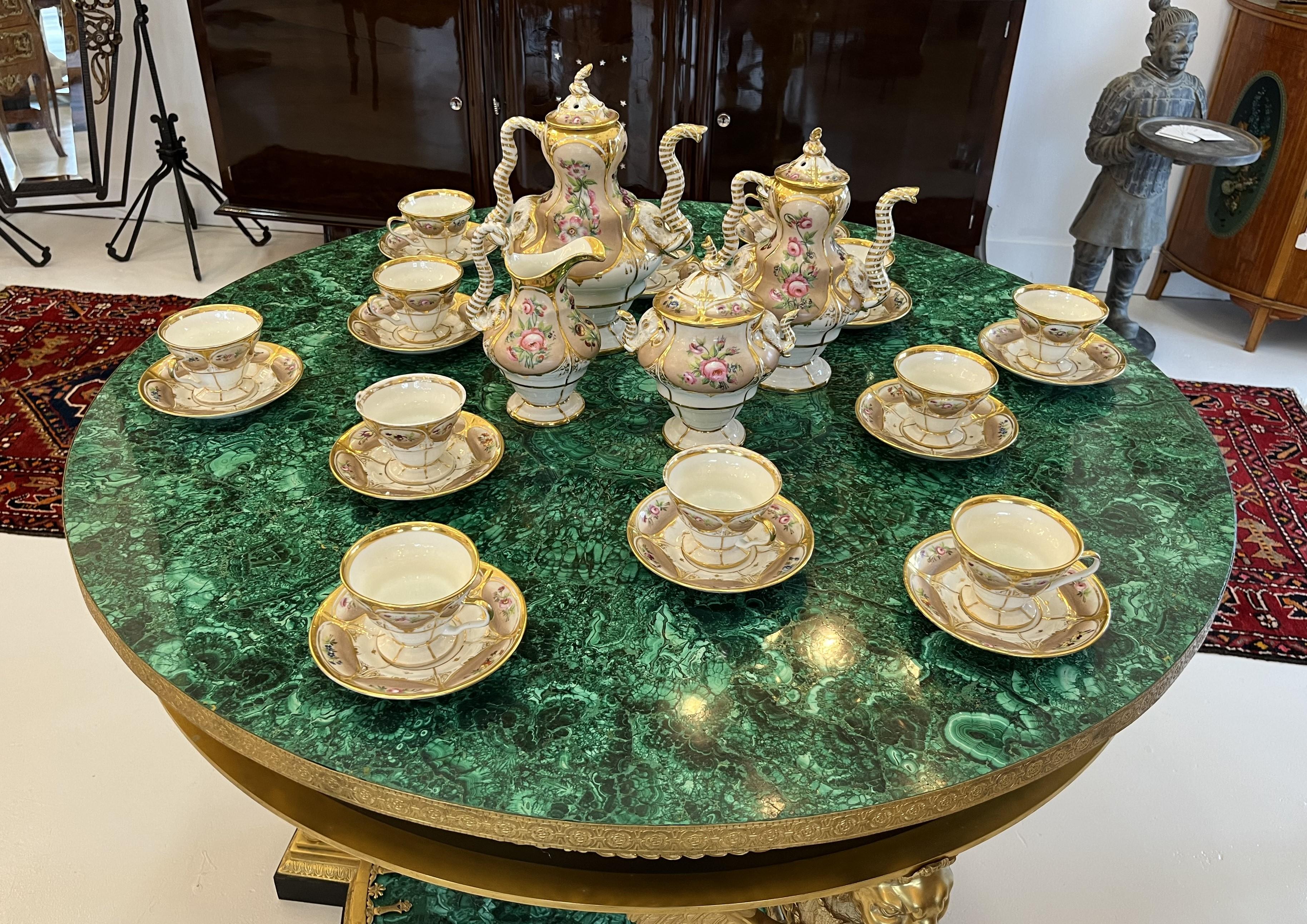 Biedermeier-Porzellan-Couchtisch und Teeservice aus dem 19. Jahrhundert 2