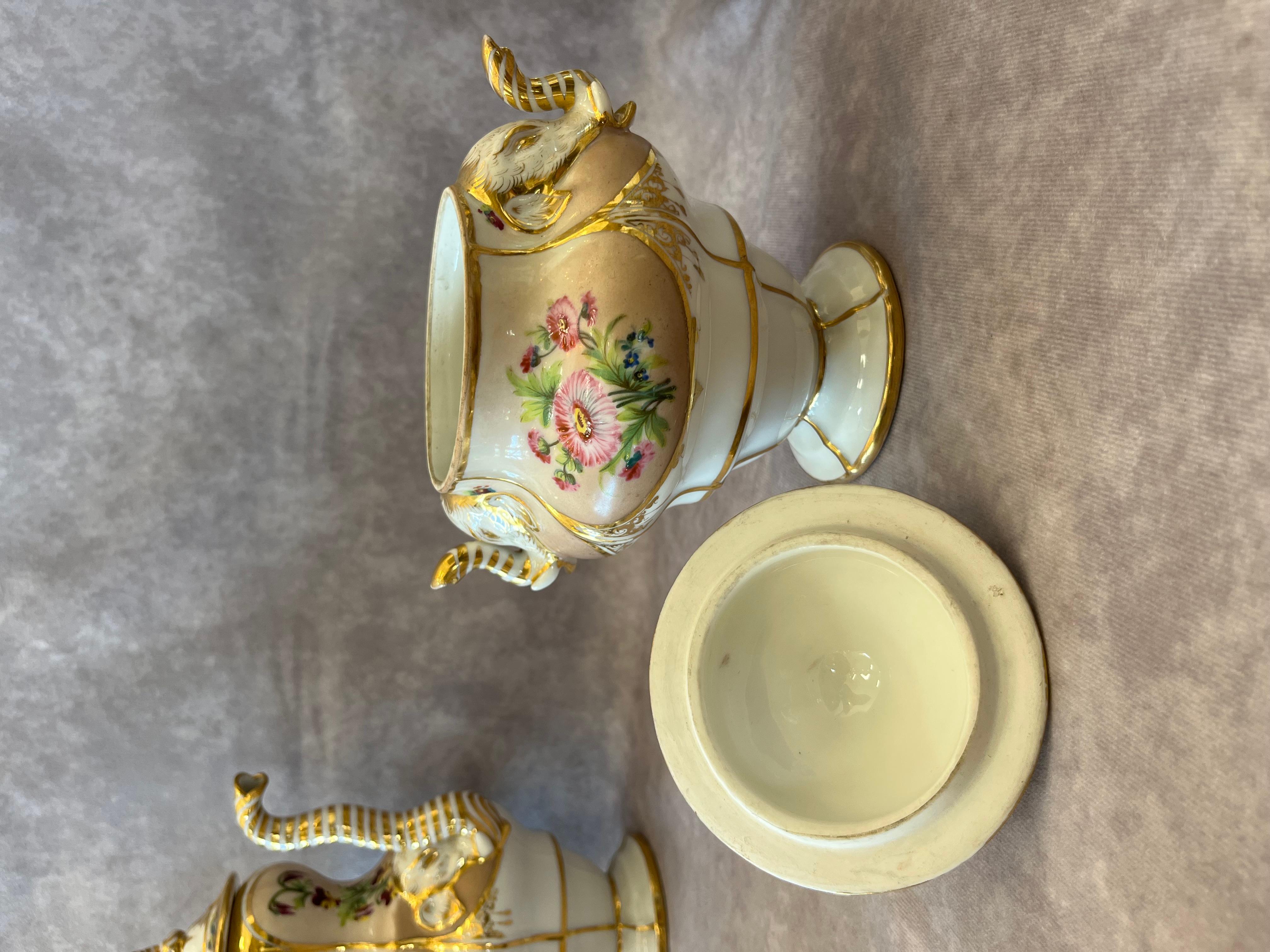 Biedermeier-Porzellan-Couchtisch und Teeservice aus dem 19. Jahrhundert 3