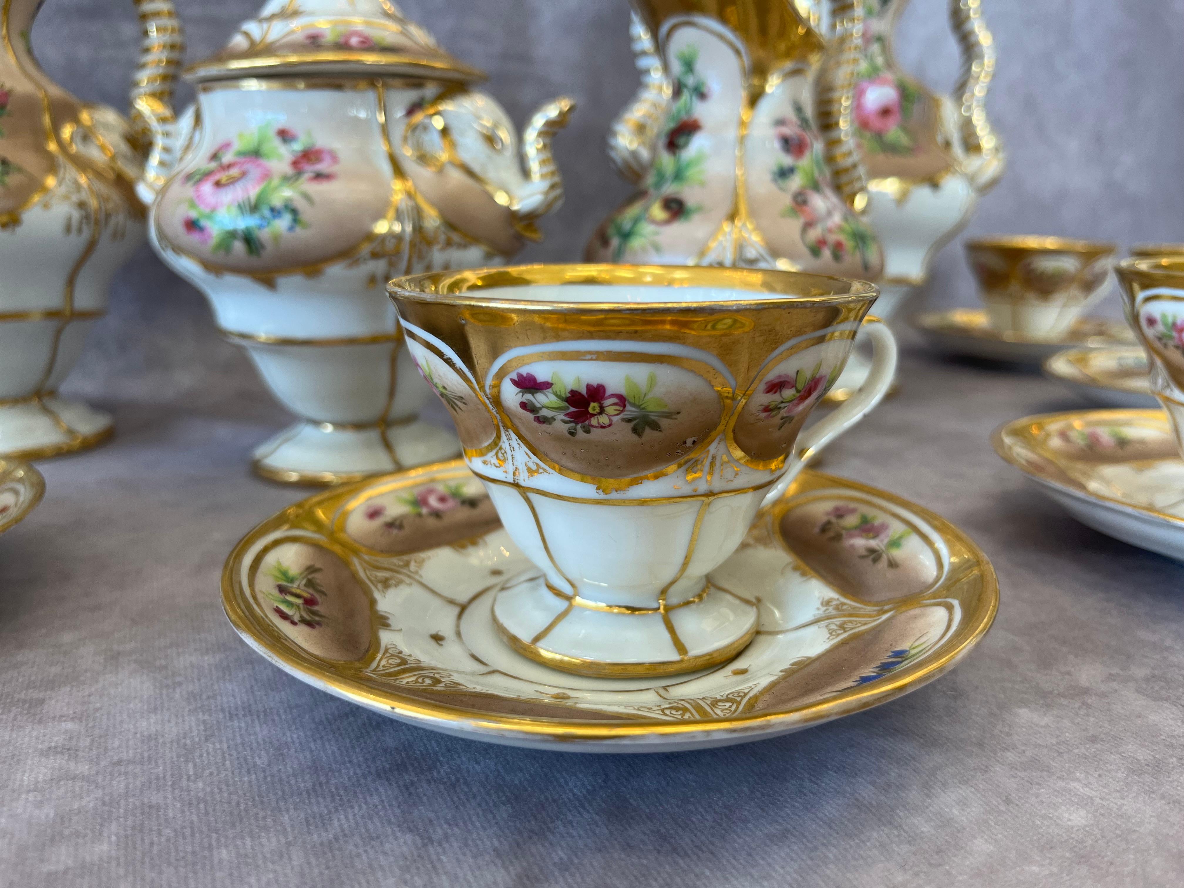 Einzigartiges Biedermeier Porzellan Kaffee- und Teeservice, erste Hälfte 19. Jahrhundert für 12 Personen, Henkel und Ausgießer in Form eines Elefantenrüssels, handbemaltes Porzellan in sehr gutem Zustand.
Höhe der Kaffeekanne: 11,81'
Höhe Teekanne