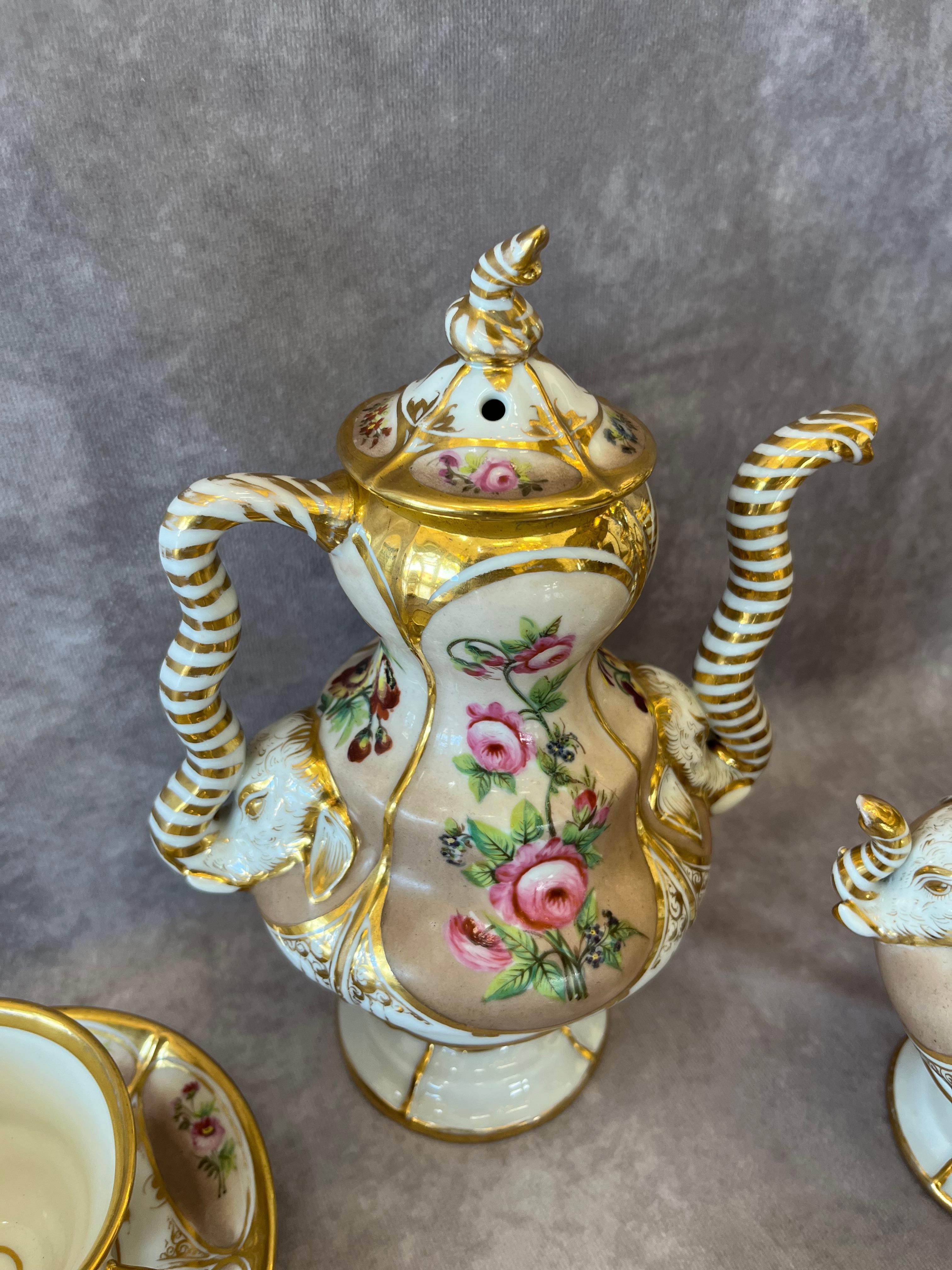 Biedermeier-Porzellan-Couchtisch und Teeservice aus dem 19. Jahrhundert (Handbemalt)