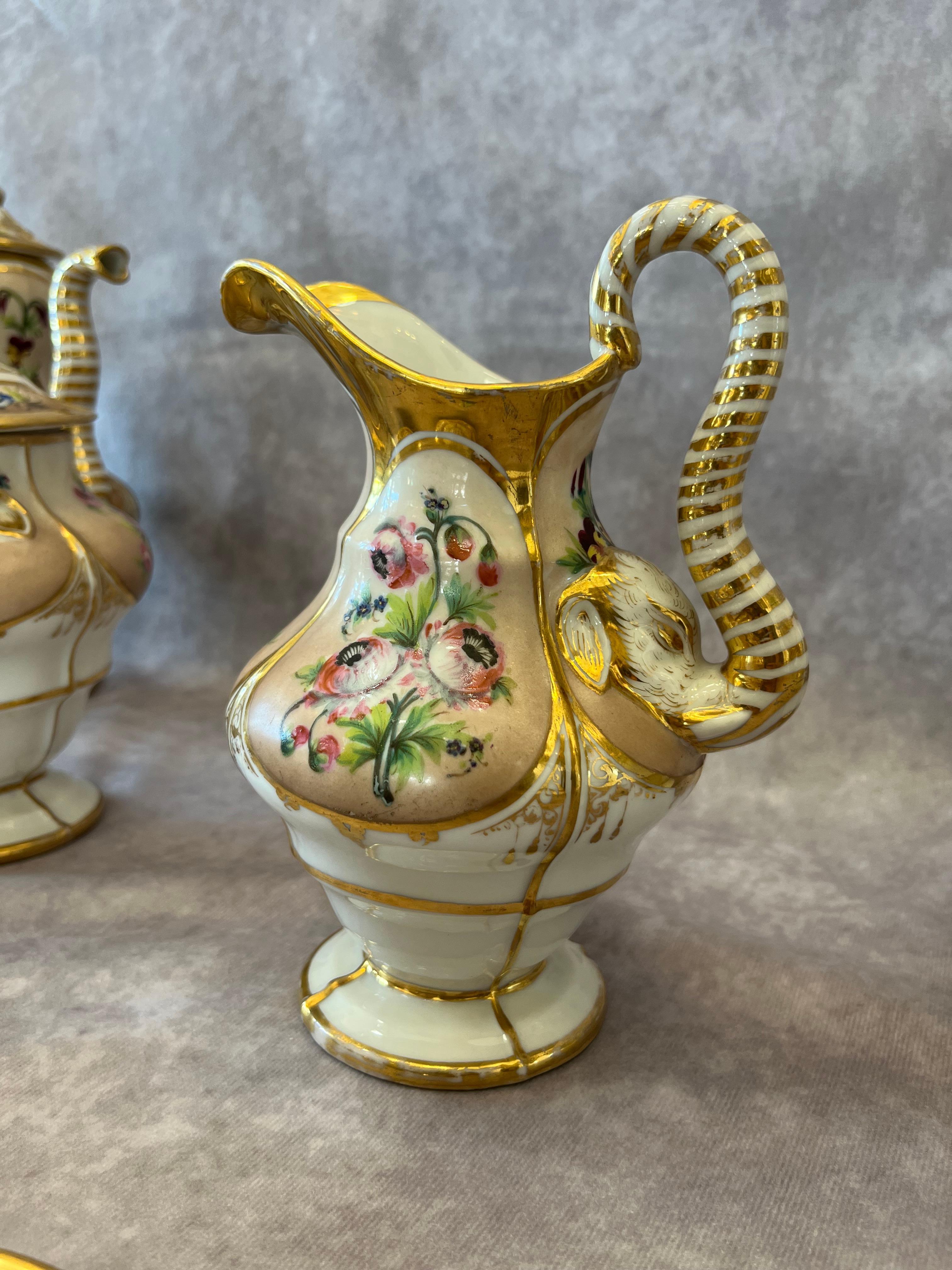 Biedermeier-Porzellan-Couchtisch und Teeservice aus dem 19. Jahrhundert 1