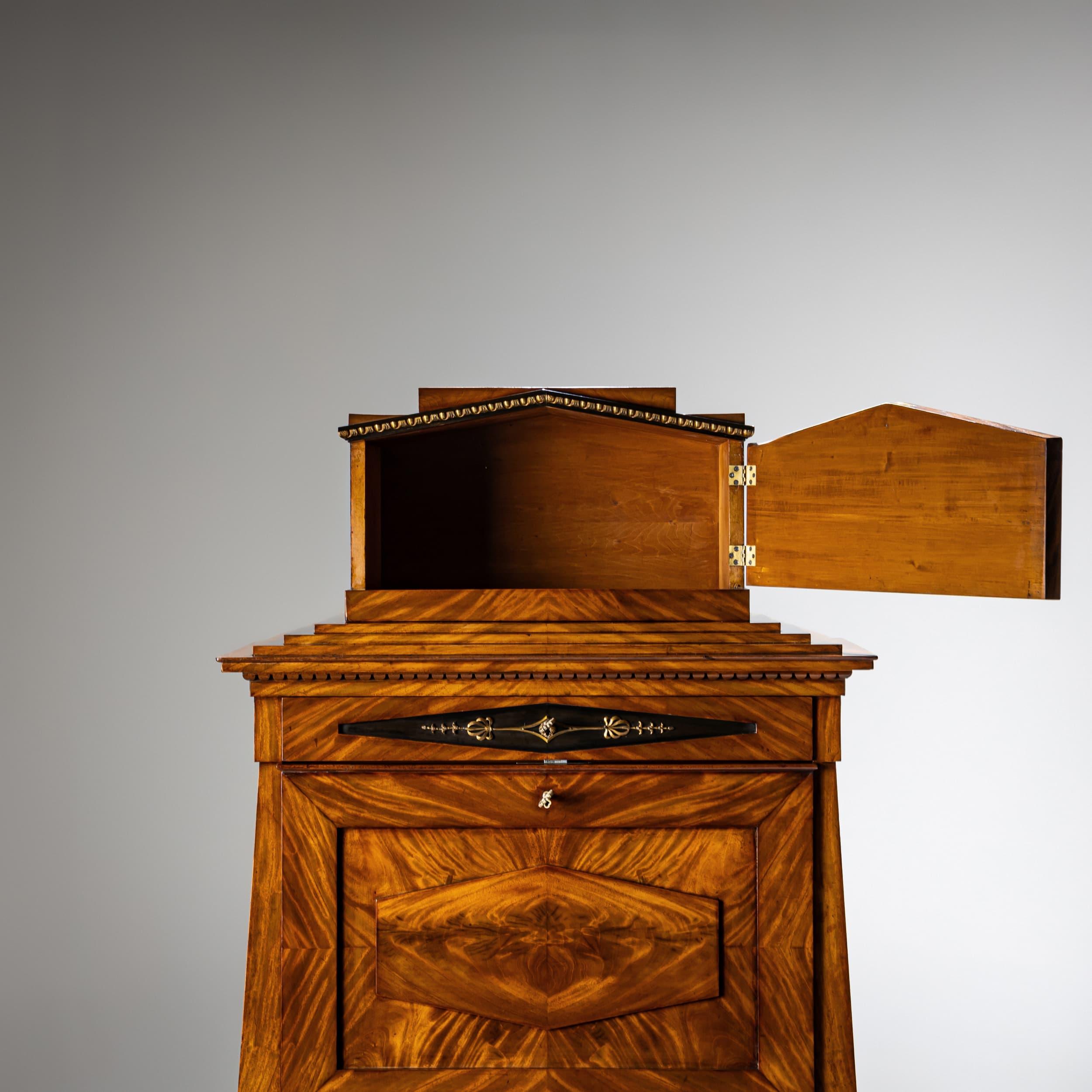 Biedermeier Pyramidensekretär, Berlin um 1810 im Angebot 4