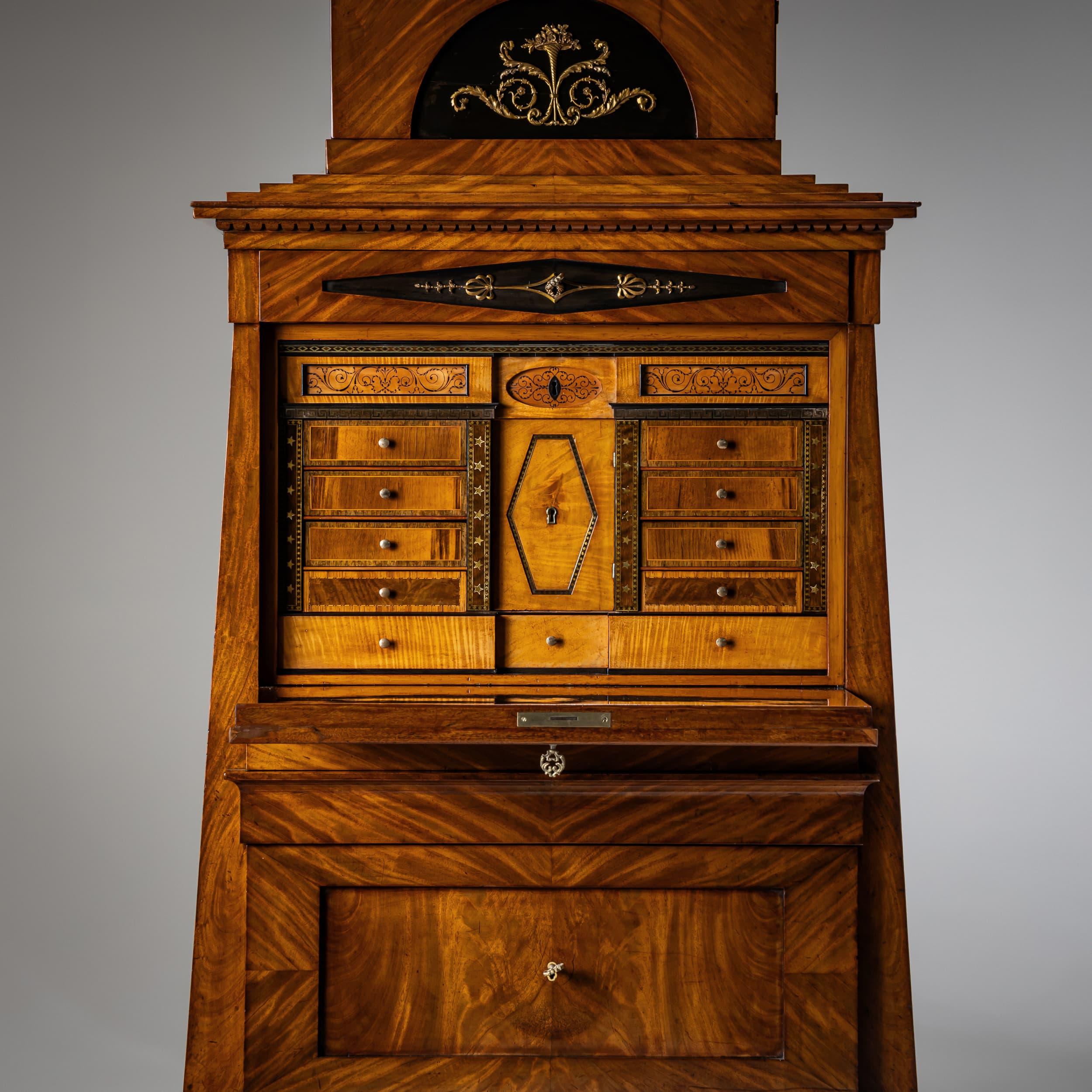 Biedermeier Pyramidensekretär, Berlin um 1810 (Deutsch) im Angebot
