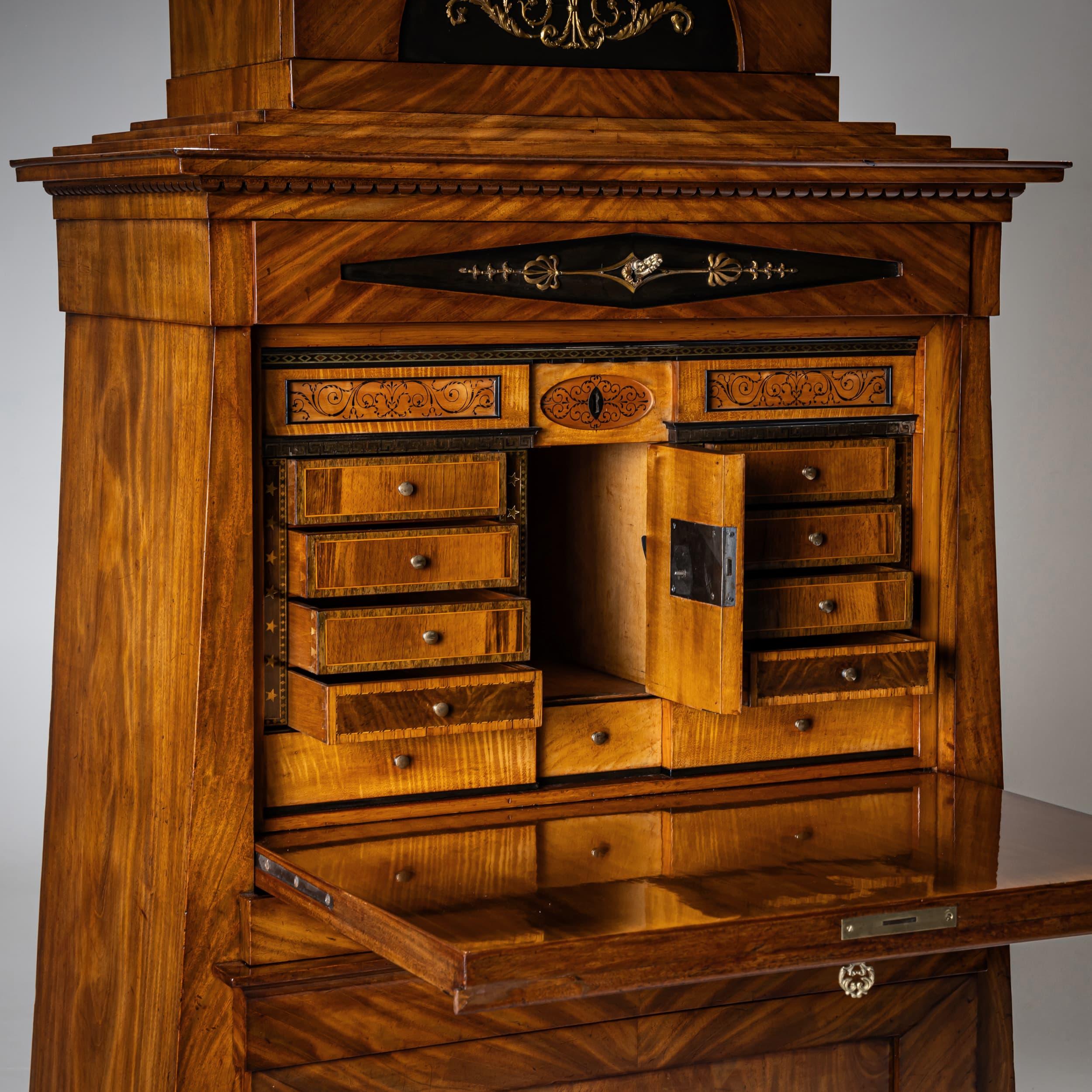 Biedermeier Pyramidensekretär, Berlin um 1810 im Angebot 1