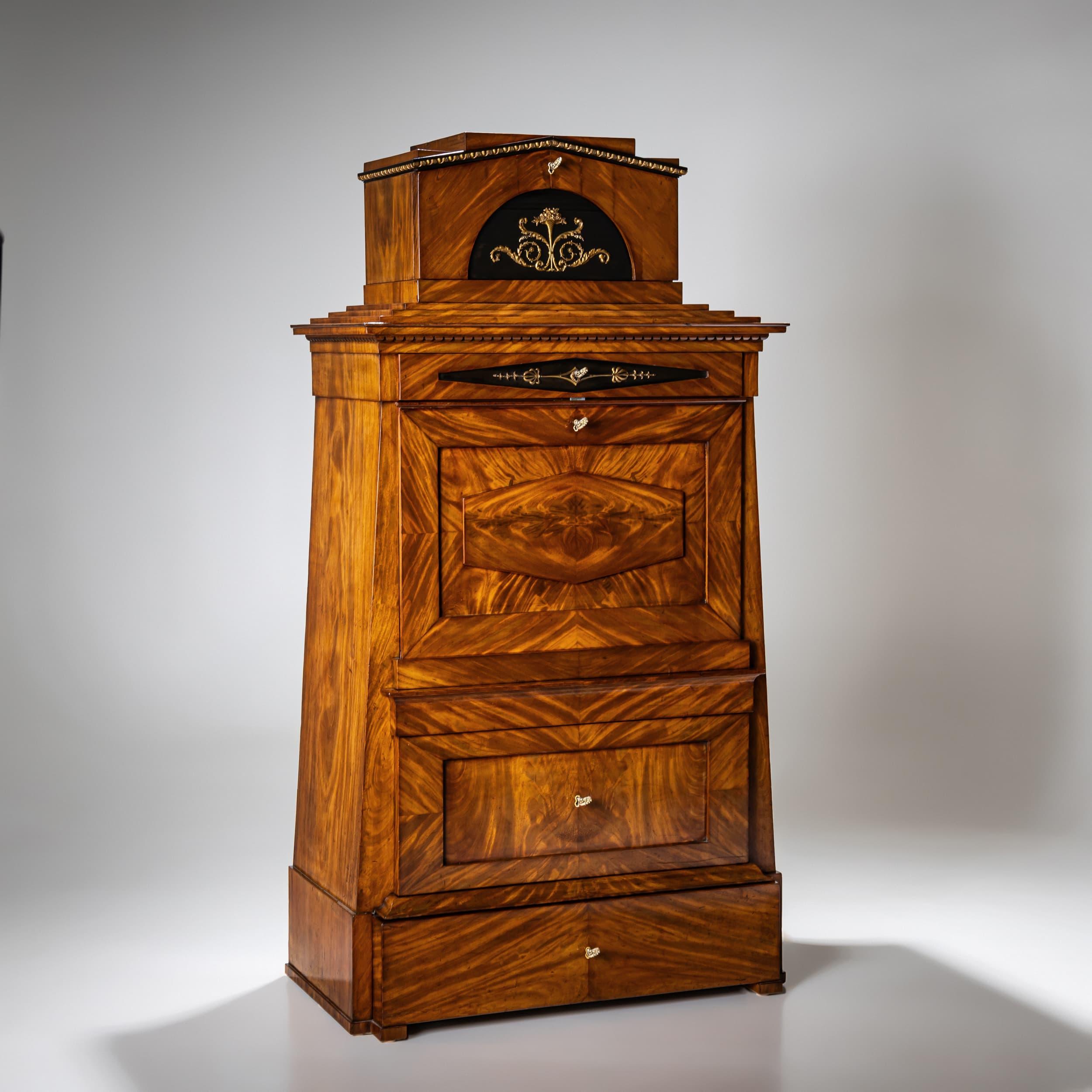 Biedermeier Pyramidensekretär, Berlin um 1810 im Angebot 3