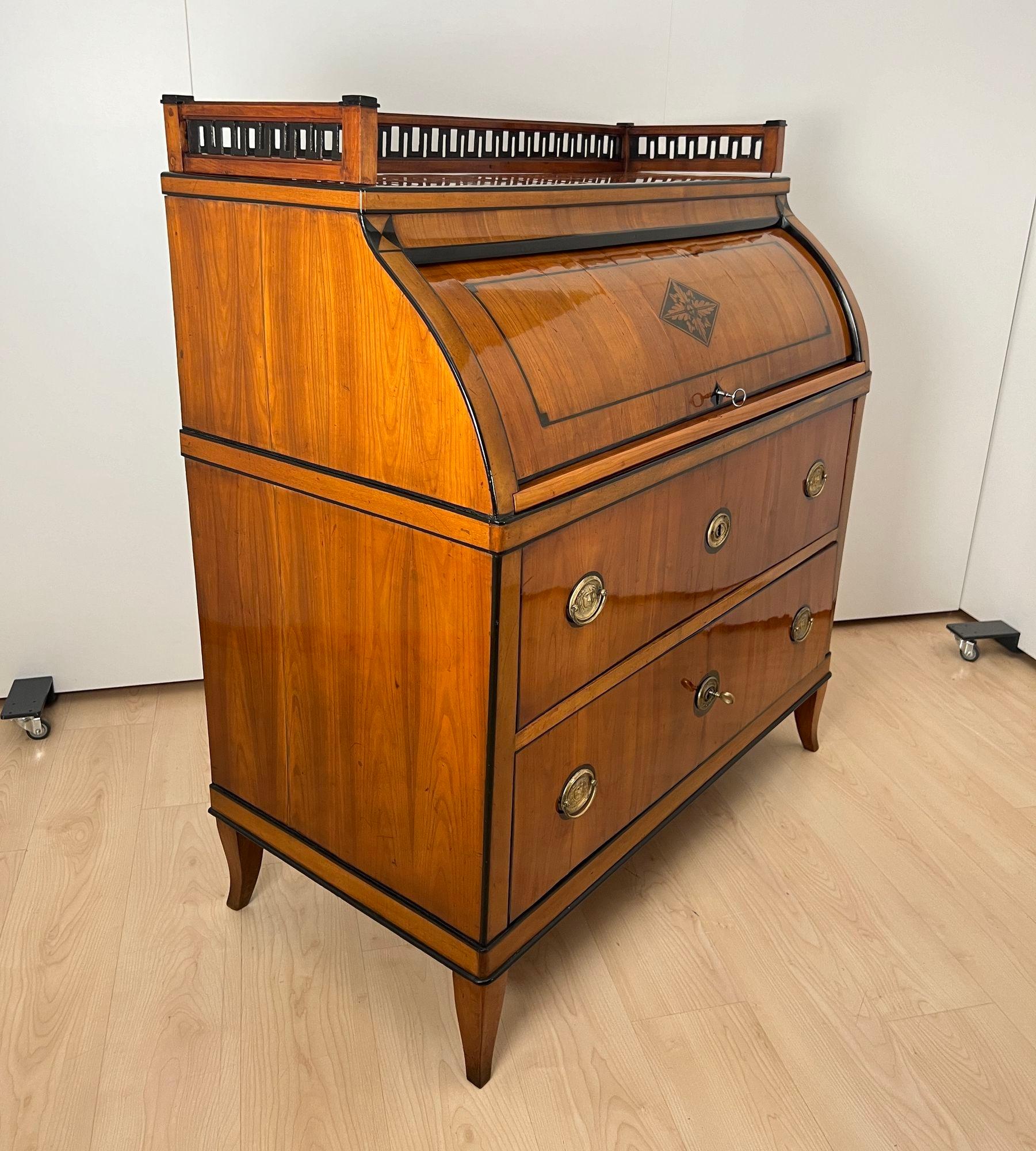 Biedermeier Roll-Top Desk, Cherry Veneer, Brass, Ink, South Germany circa 1820 In Good Condition For Sale In Regensburg, DE