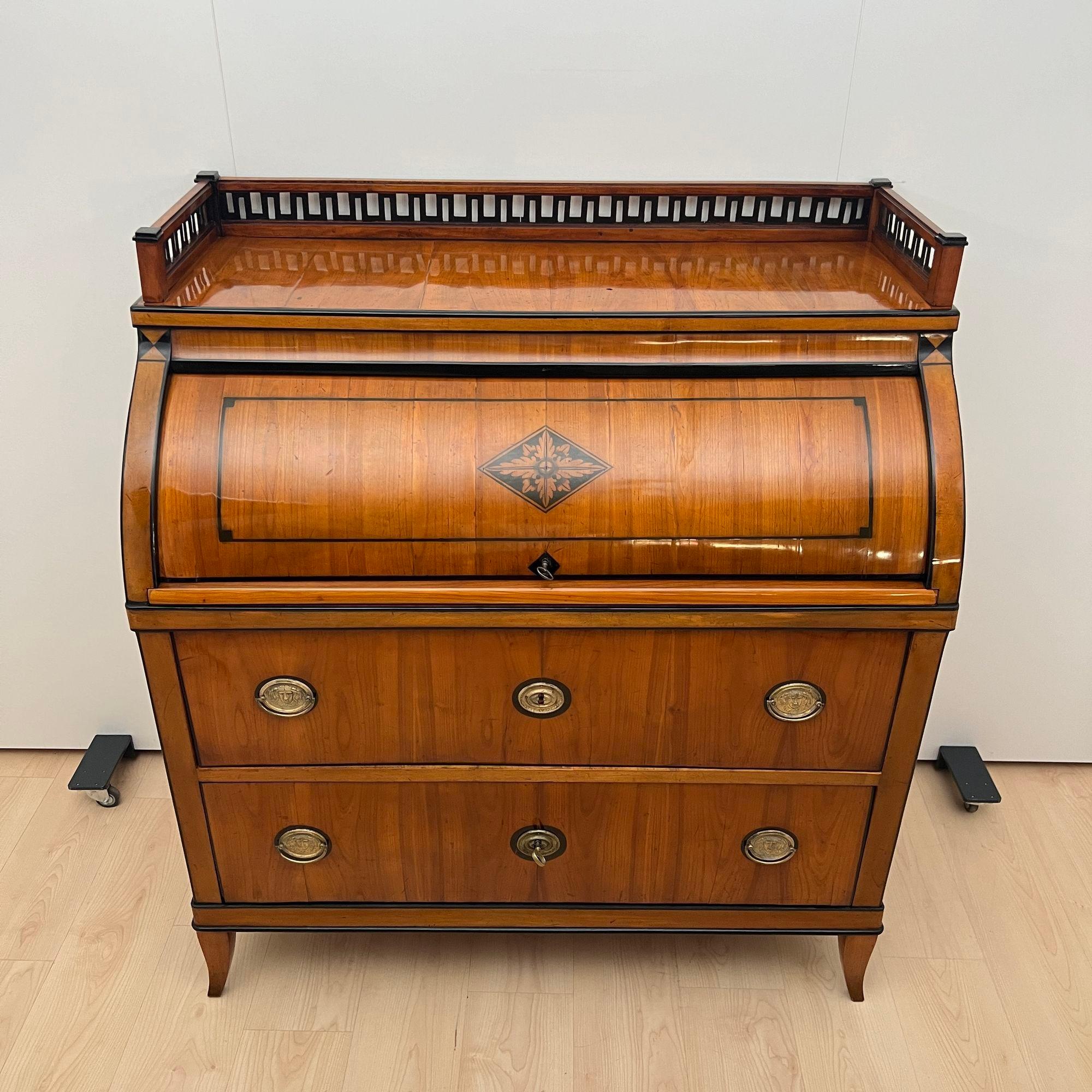 Biedermeier Roll-Top Desk, Cherry Veneer, Brass, Ink, South Germany circa 1820 For Sale 2
