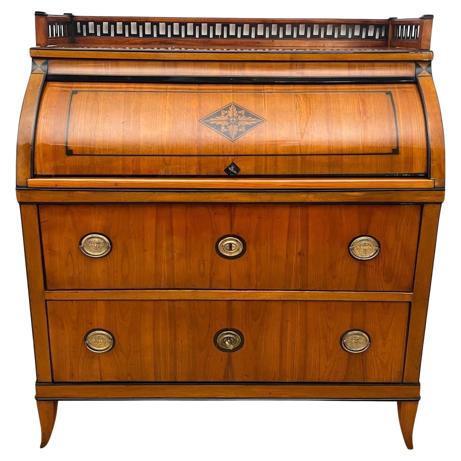 High-quality early Biedermeier Roll-top or Cylinder Secretaire or Writing Cabinet from South Germany around 1820.
Very thick cherrywood saw veneer on softwood and solid cherrywood. Ebonized strips and decorative elements. At the top a
