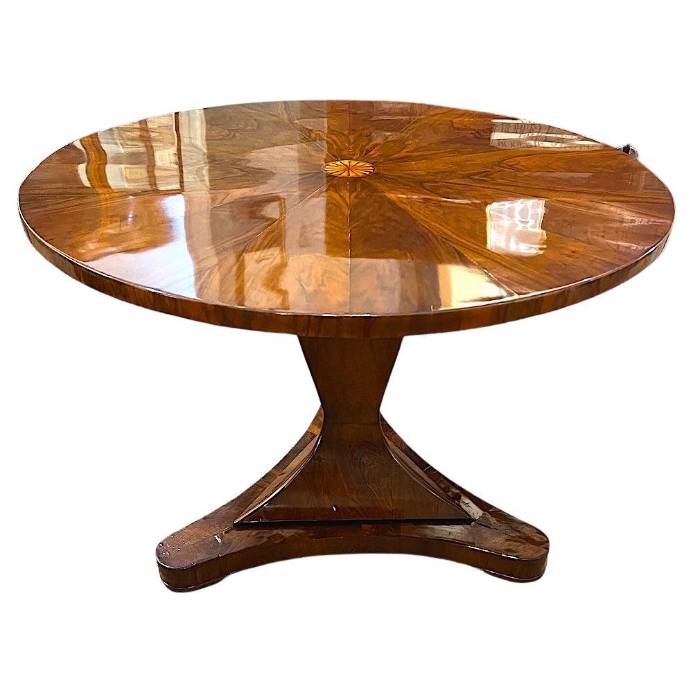 Tavolo rotondo Biedermeier per la sala da colazione