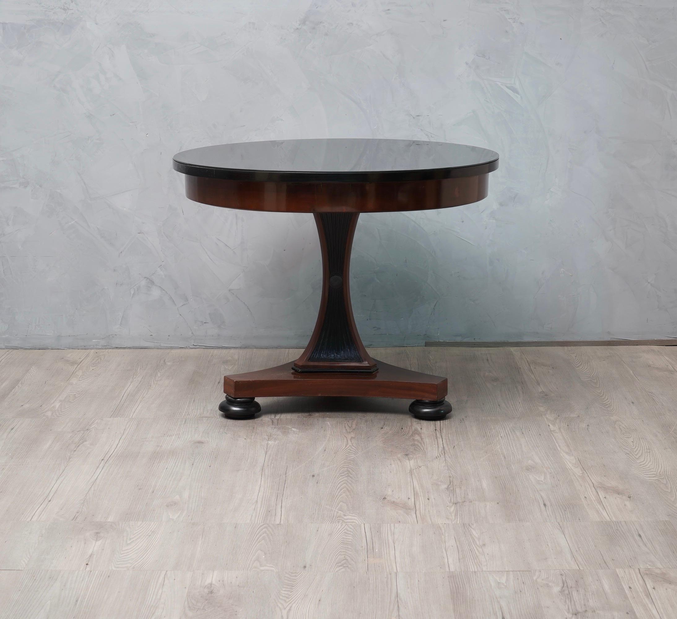 Super elegant Biedermeier center table, surprising its beautiful mahogany 