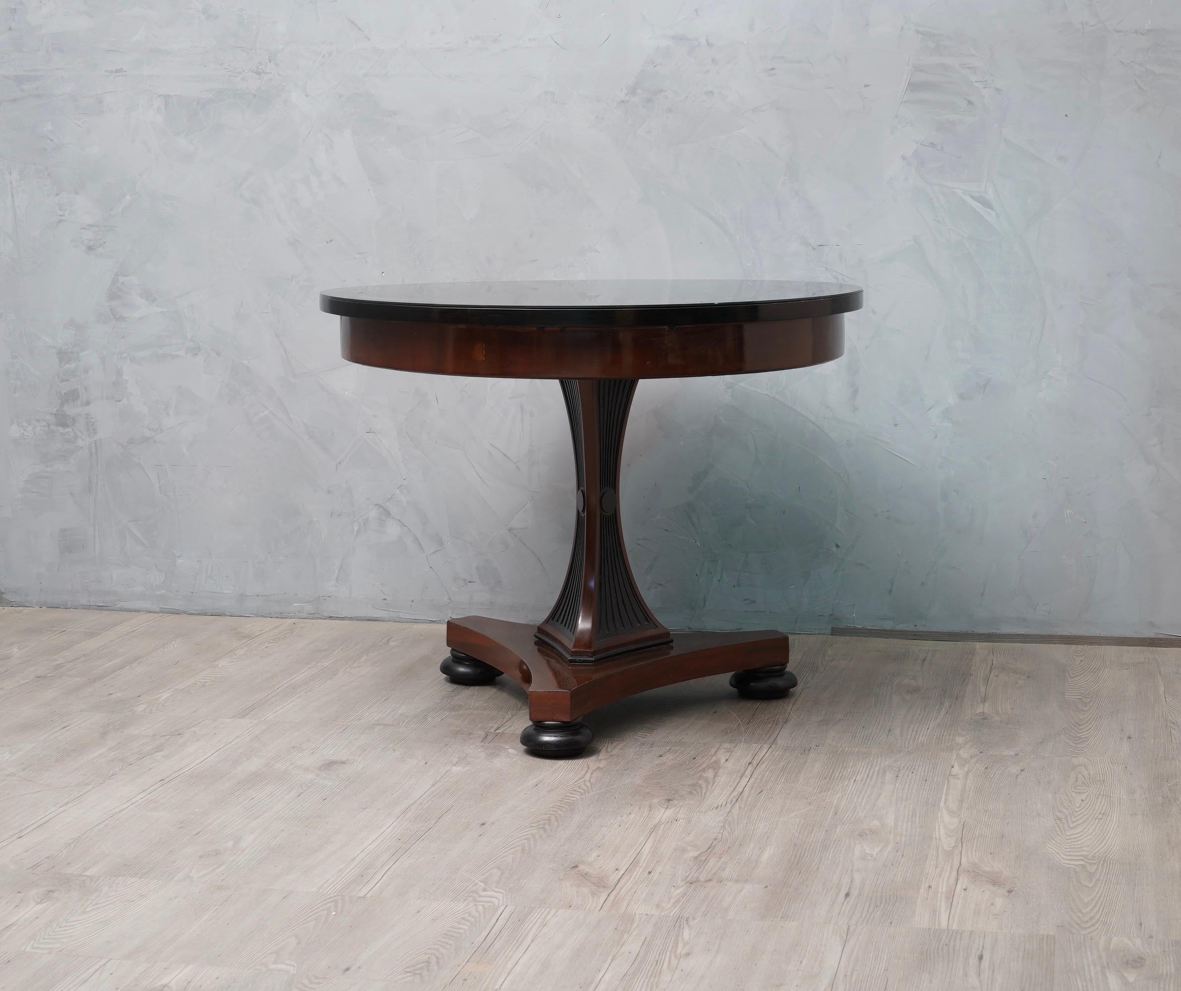 Biedermeier Round Mahogany and Black Glass Center Table, 1830 In Good Condition In Rome, IT