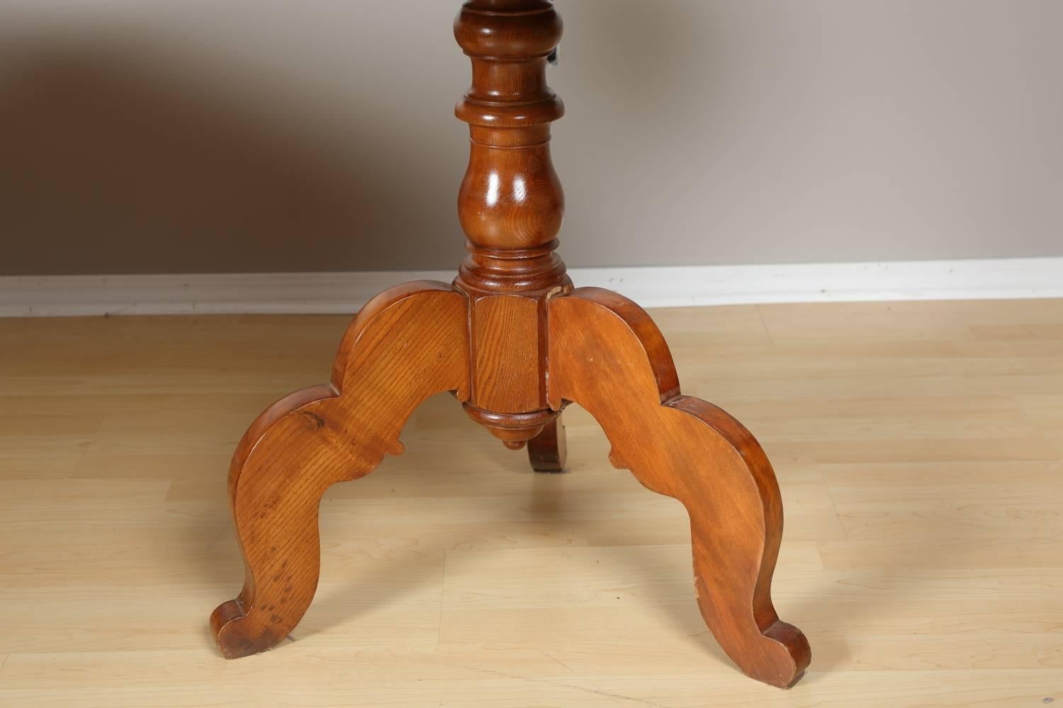 Biedermeier Round Table, circa 1850 In Excellent Condition For Sale In Chicago, IL