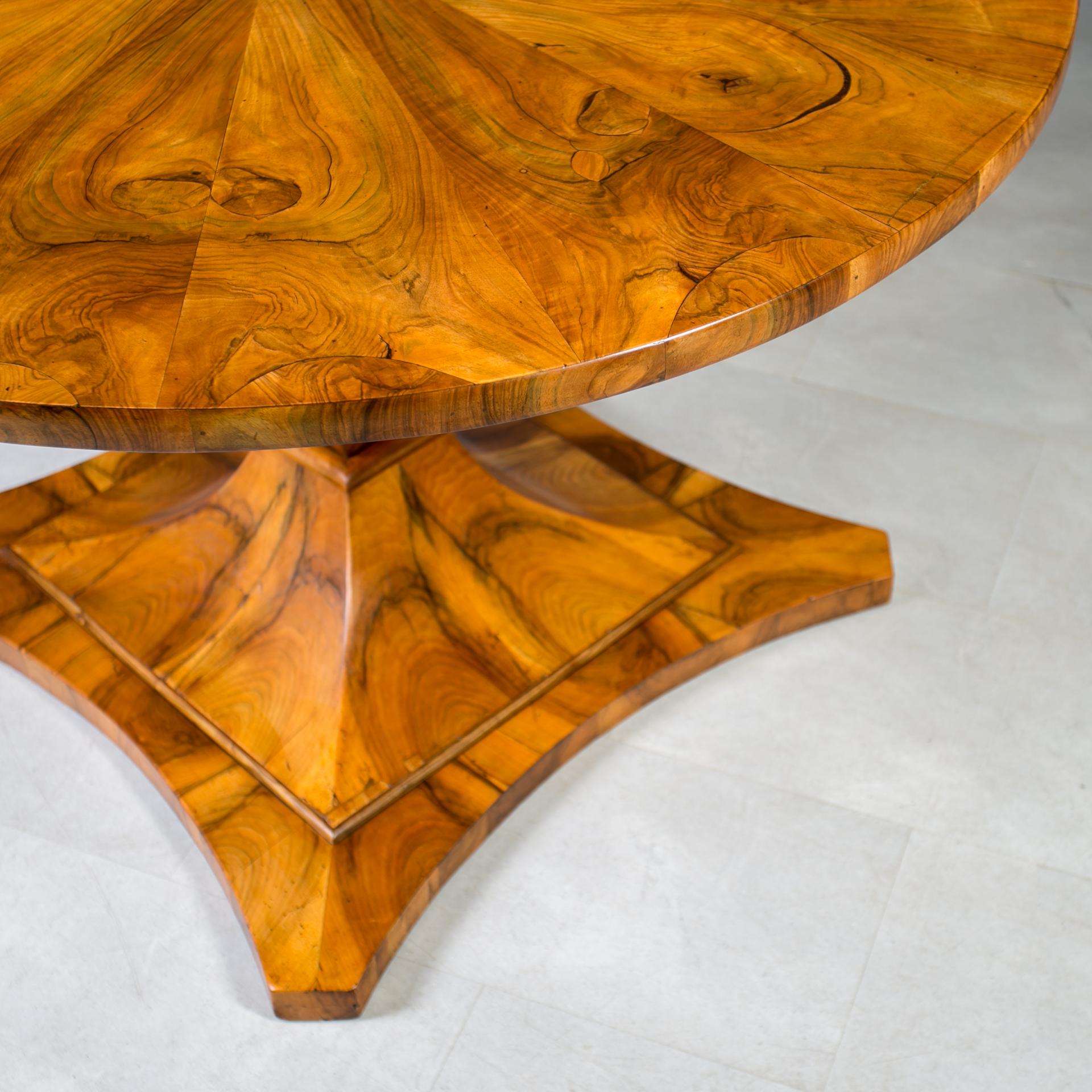 Biedermeier Round Table in Exceptional Walnut Veneer, Germany, 19th Century in vendita 3