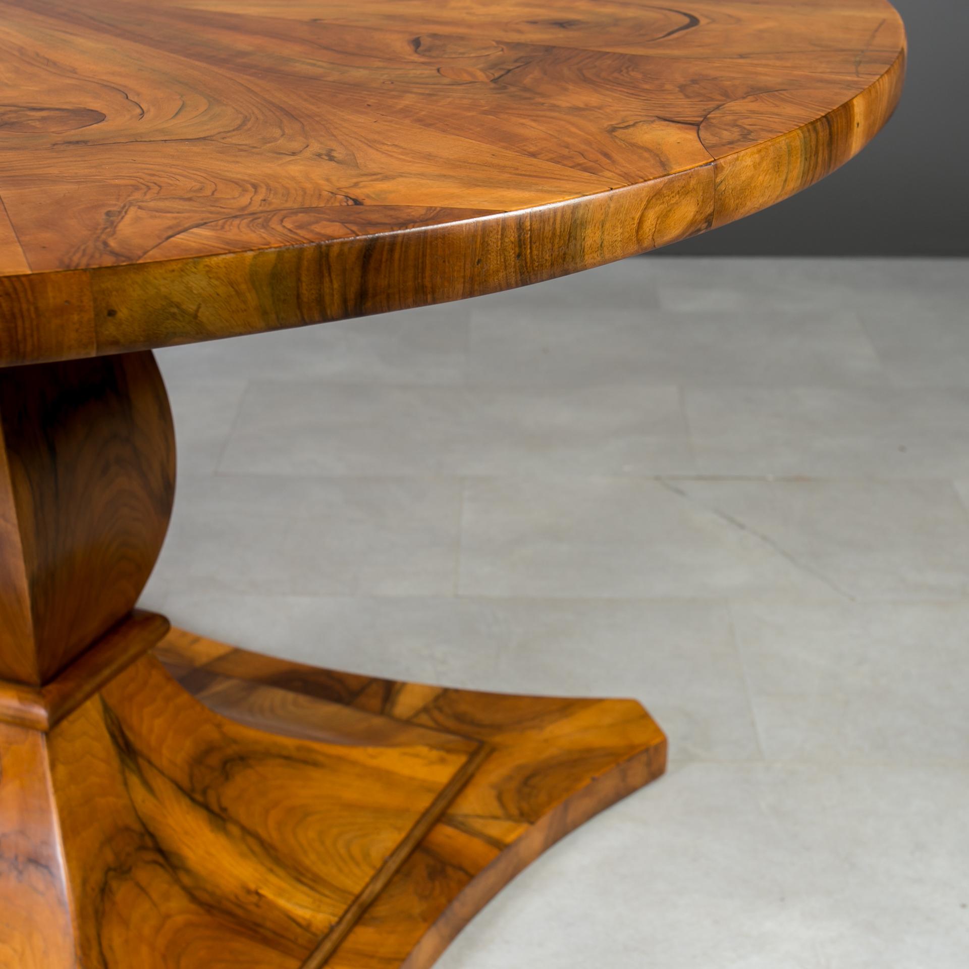 Biedermeier Round Table in Exceptional Walnut Veneer, Germany, 19th Century in vendita 4