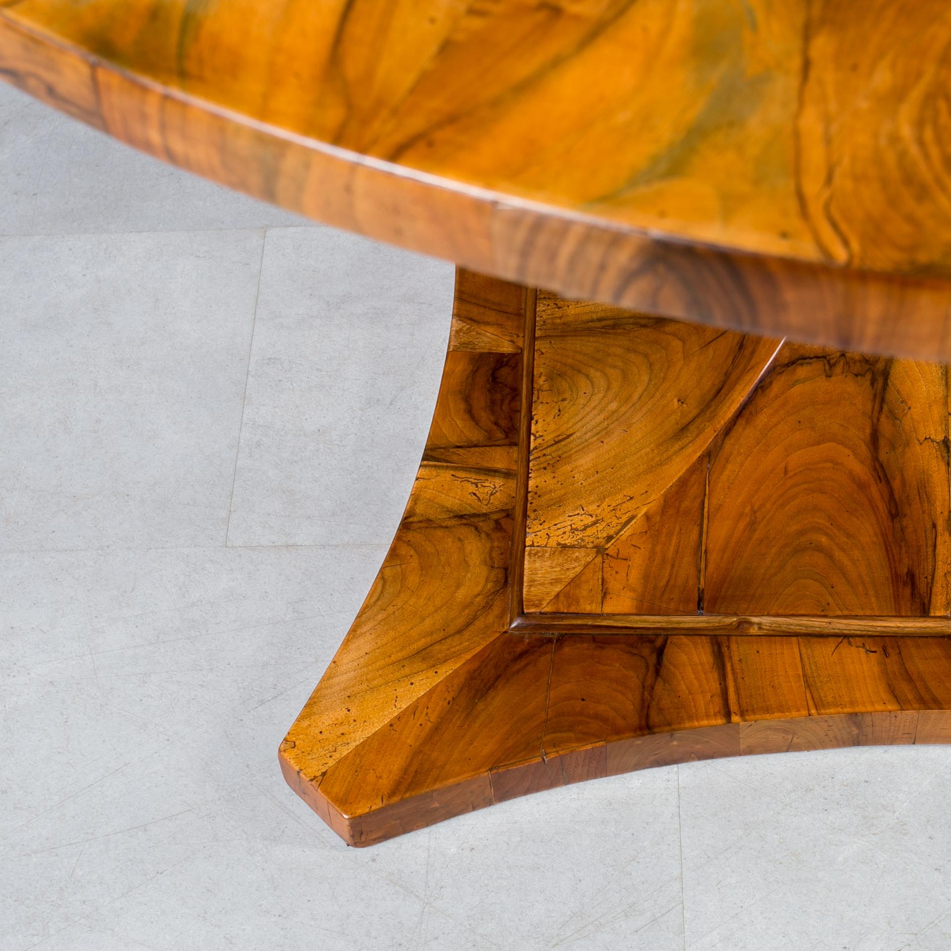 Biedermeier Round Table in Exceptional Walnut Veneer, Germany, 19th Century in vendita 5