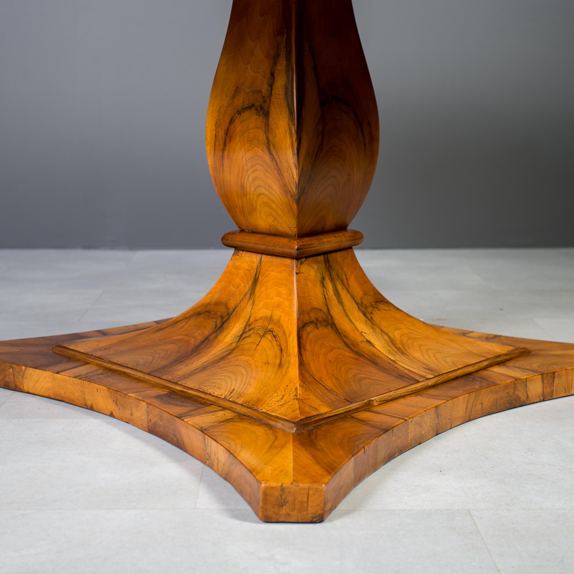 Biedermeier Round Table in Exceptional Walnut Veneer, Germany, 19th Century in vendita 7