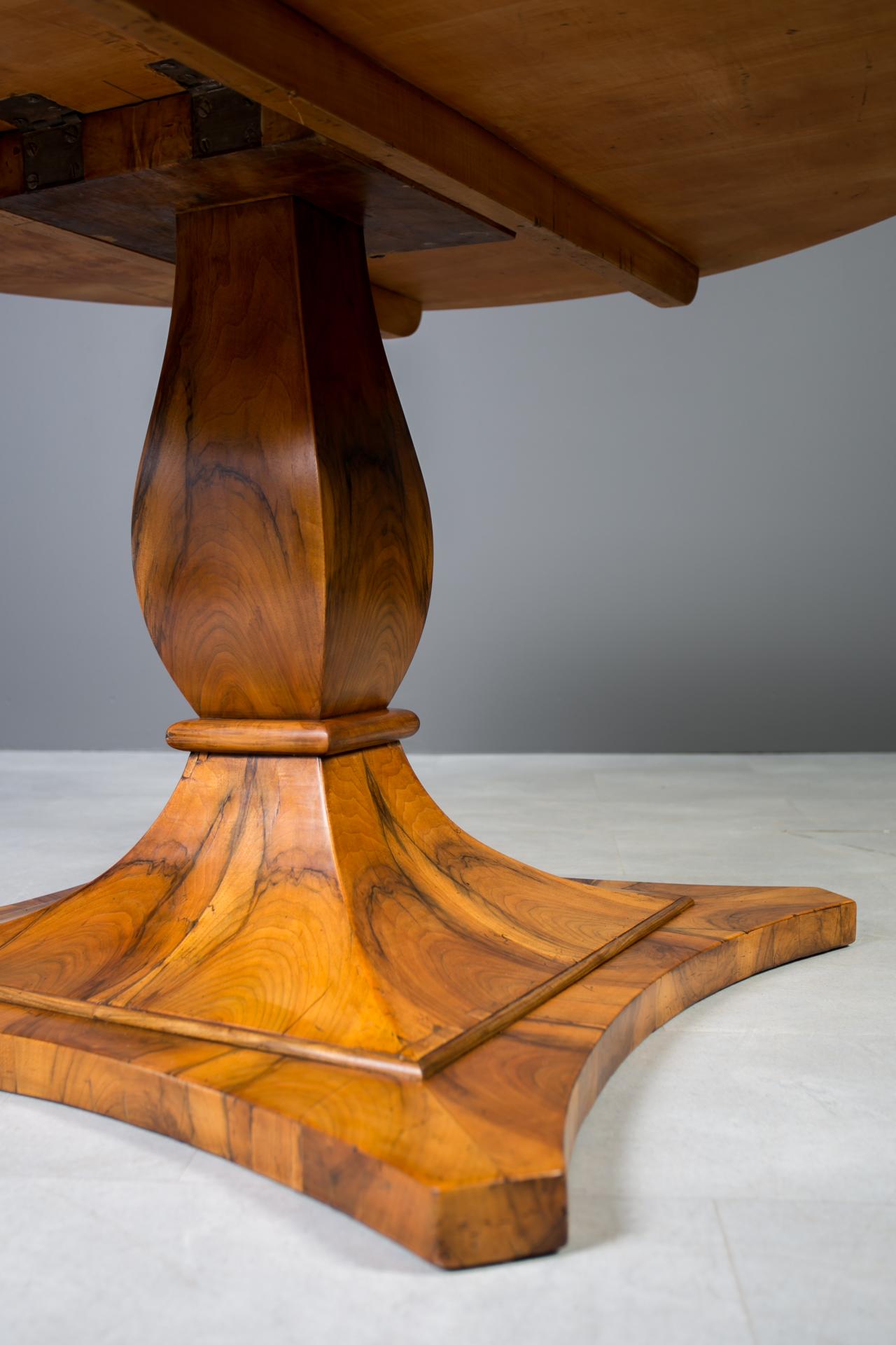 Biedermeier Round Table in Exceptional Walnut Veneer, Germany, 19th Century in vendita 8