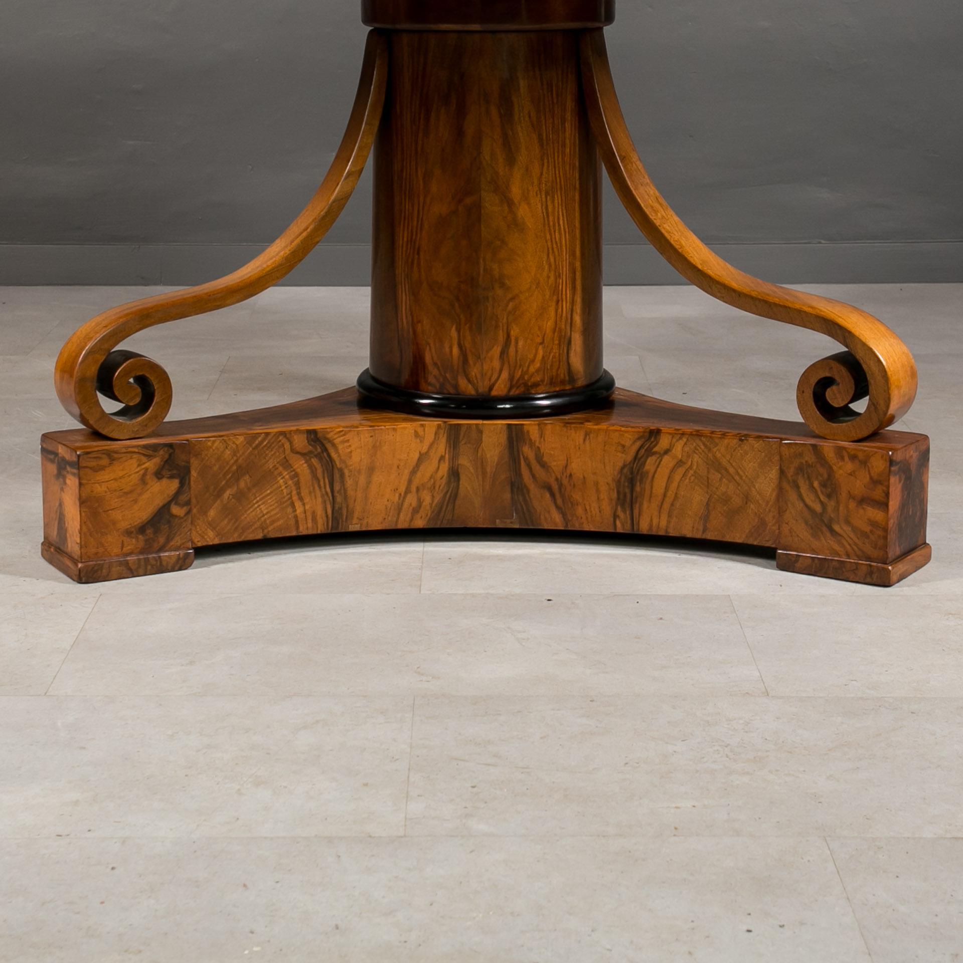 Biedermeier Round Table in Exceptional Walnut Veneer, Germany, 19th Century For Sale 13