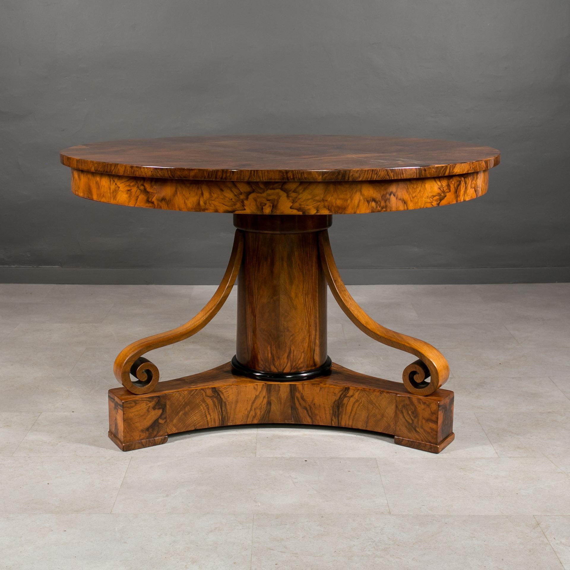 Biedermeier Round Table in Exceptional Walnut Veneer, Germany, 19th Century In Good Condition For Sale In Wrocław, Poland