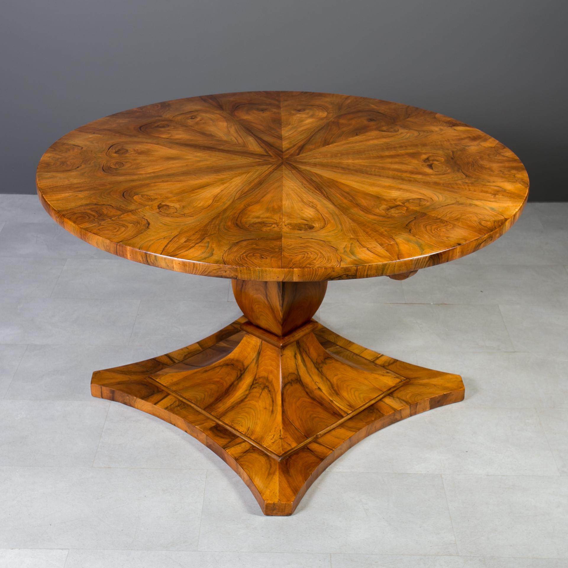Tedesco Biedermeier Round Table in Exceptional Walnut Veneer, Germany, 19th Century in vendita