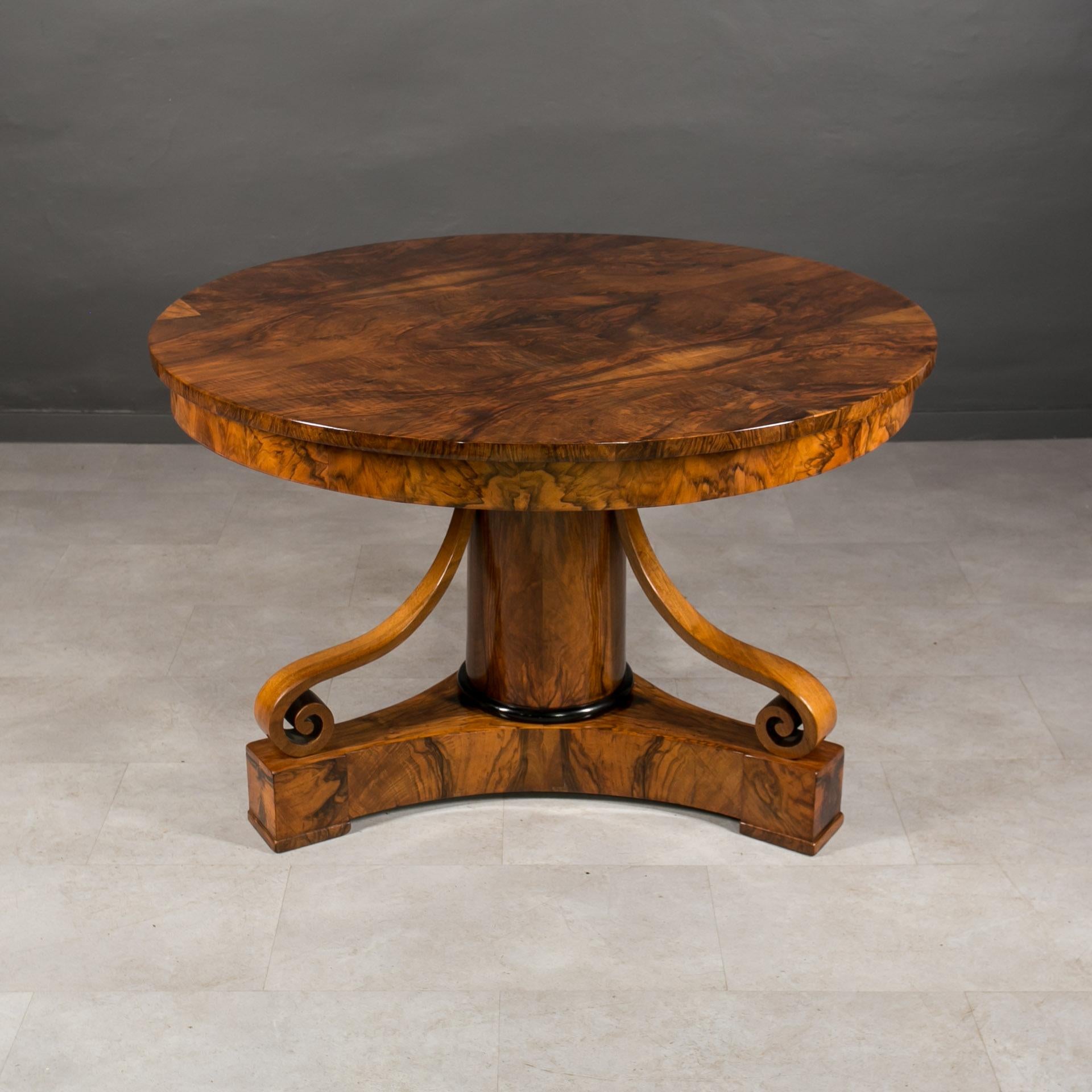Biedermeier Round Table in Exceptional Walnut Veneer, Germany, 19th Century For Sale 1