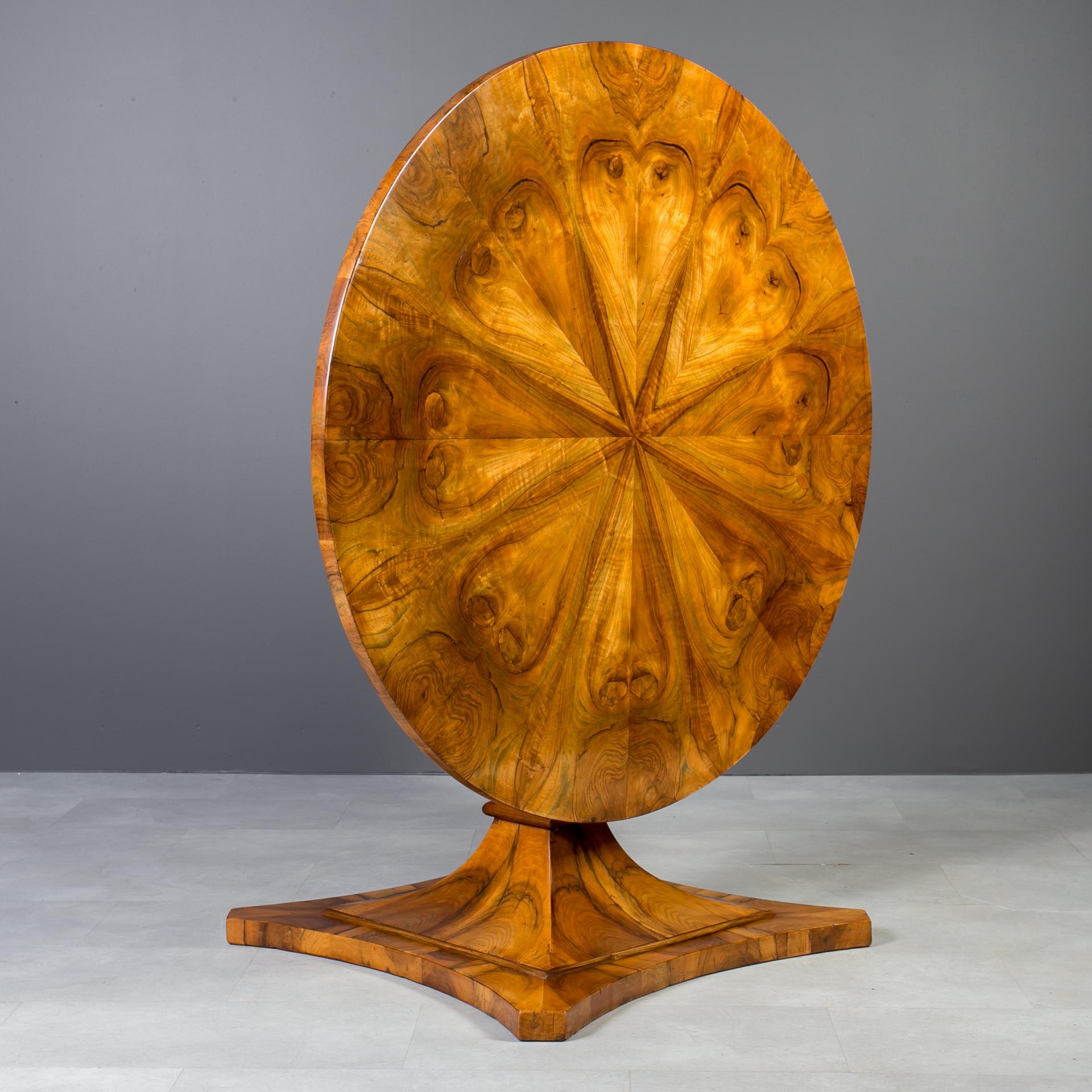 Impiallacciato Biedermeier Round Table in Exceptional Walnut Veneer, Germany, 19th Century in vendita