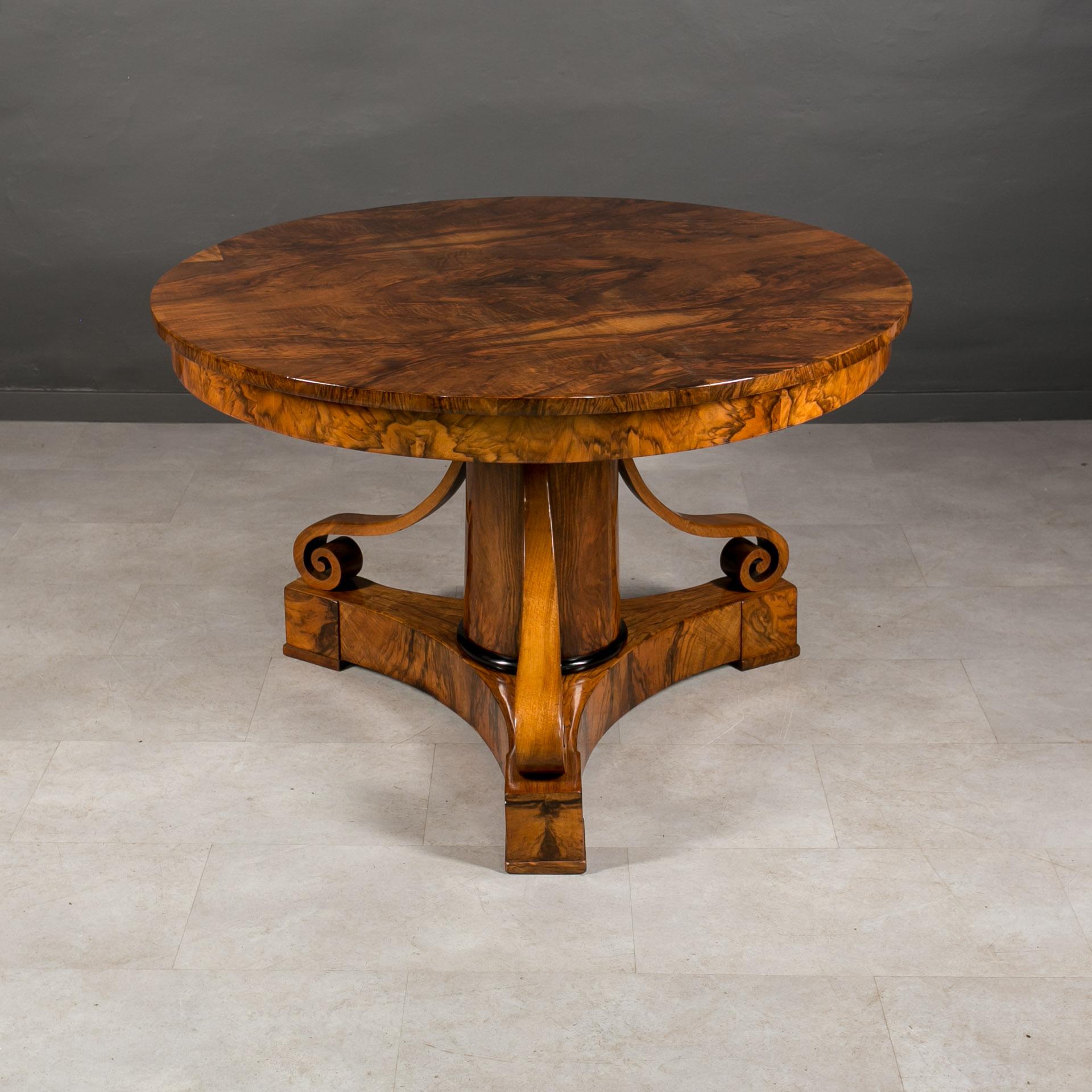 Biedermeier Round Table in Exceptional Walnut Veneer, Germany, 19th Century For Sale 2