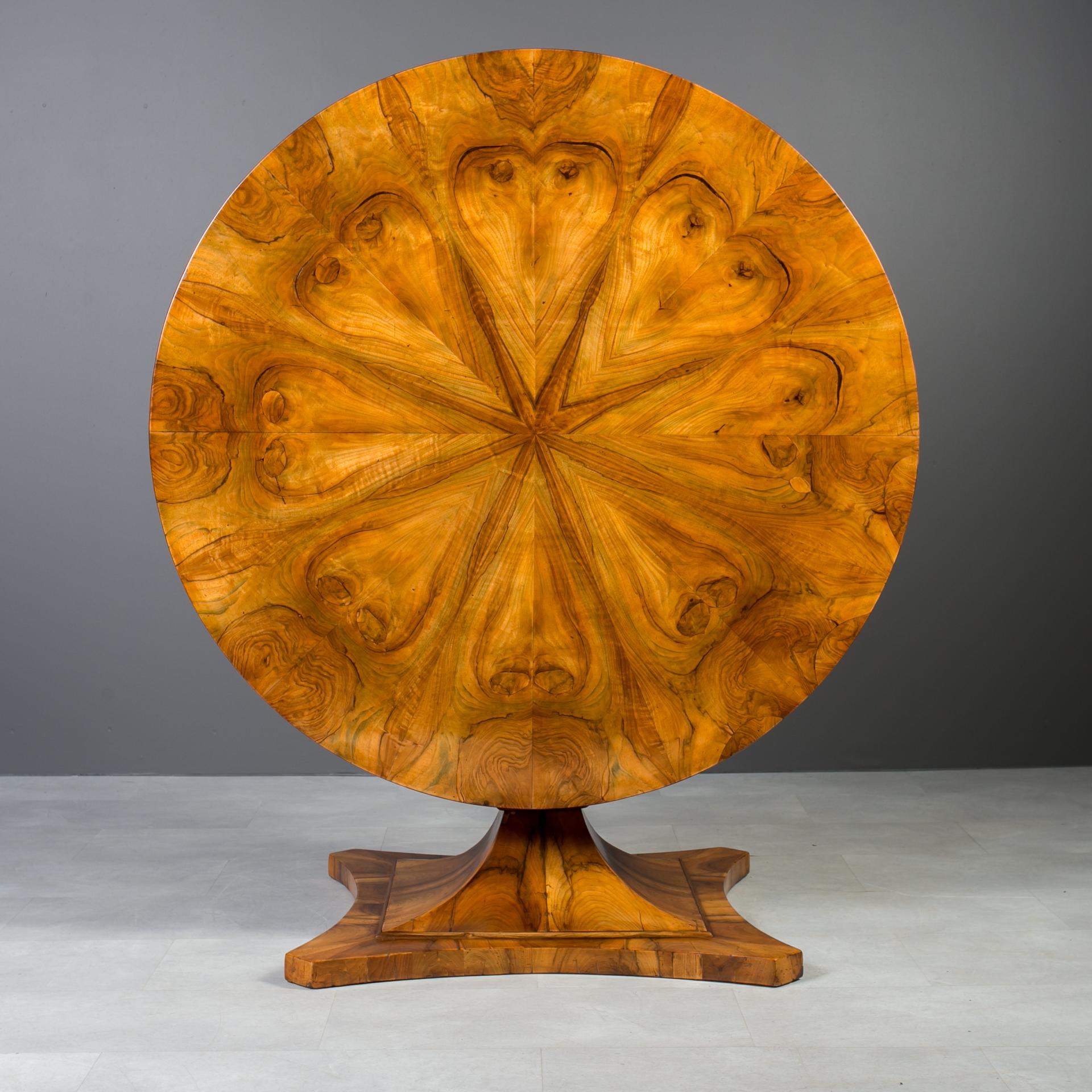 Biedermeier Round Table in Exceptional Walnut Veneer, Germany, 19th Century In condizioni buone in vendita a Wrocław, Poland