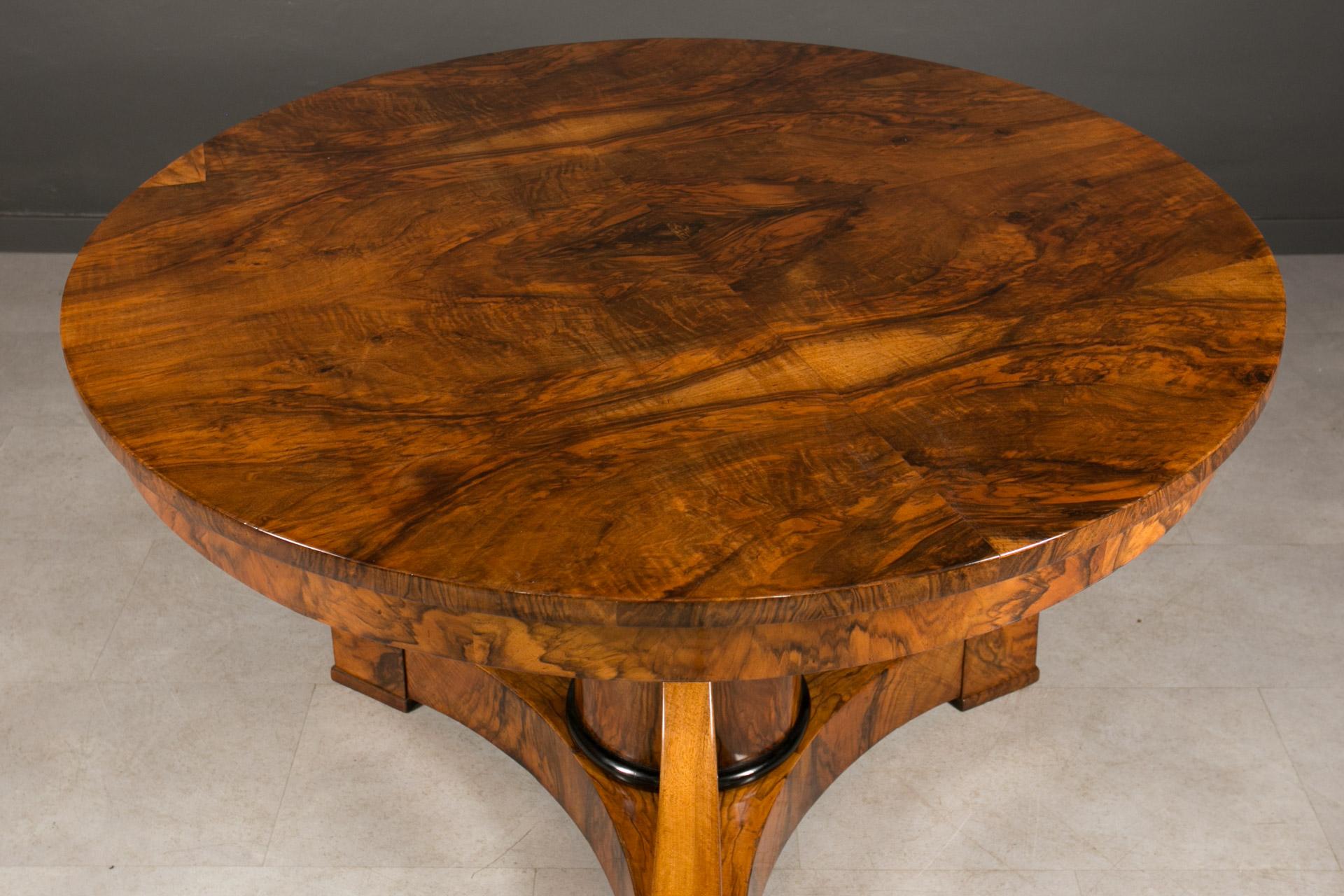 Biedermeier Round Table in Exceptional Walnut Veneer, Germany, 19th Century For Sale 3