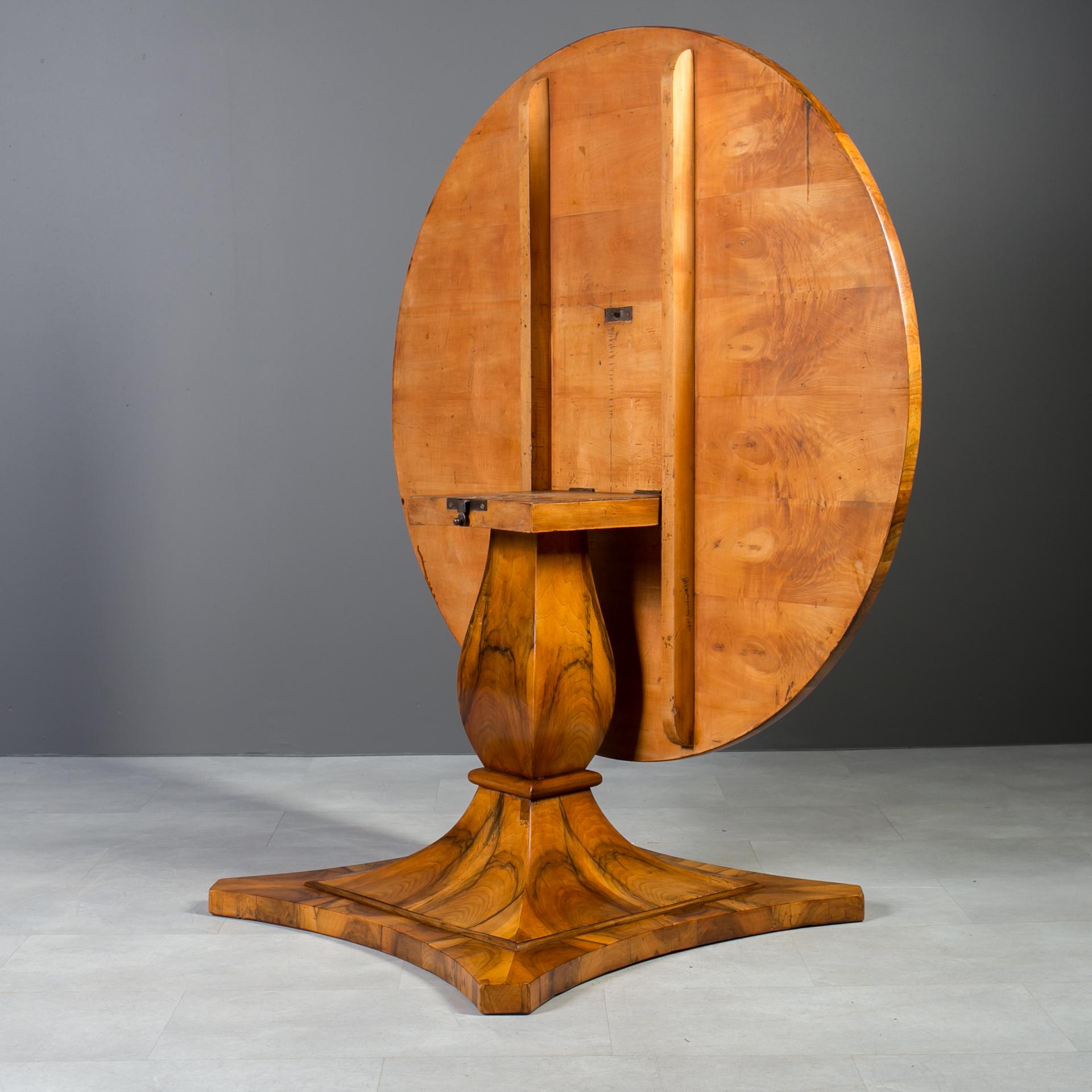 XIX secolo Biedermeier Round Table in Exceptional Walnut Veneer, Germany, 19th Century in vendita