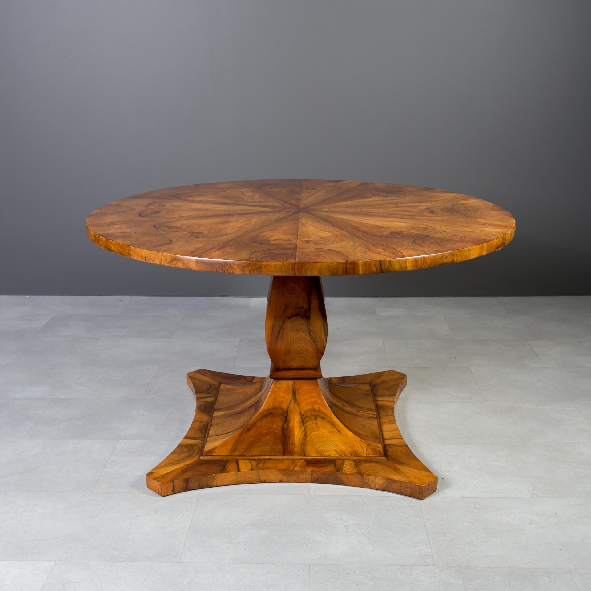 Noce Biedermeier Round Table in Exceptional Walnut Veneer, Germany, 19th Century in vendita